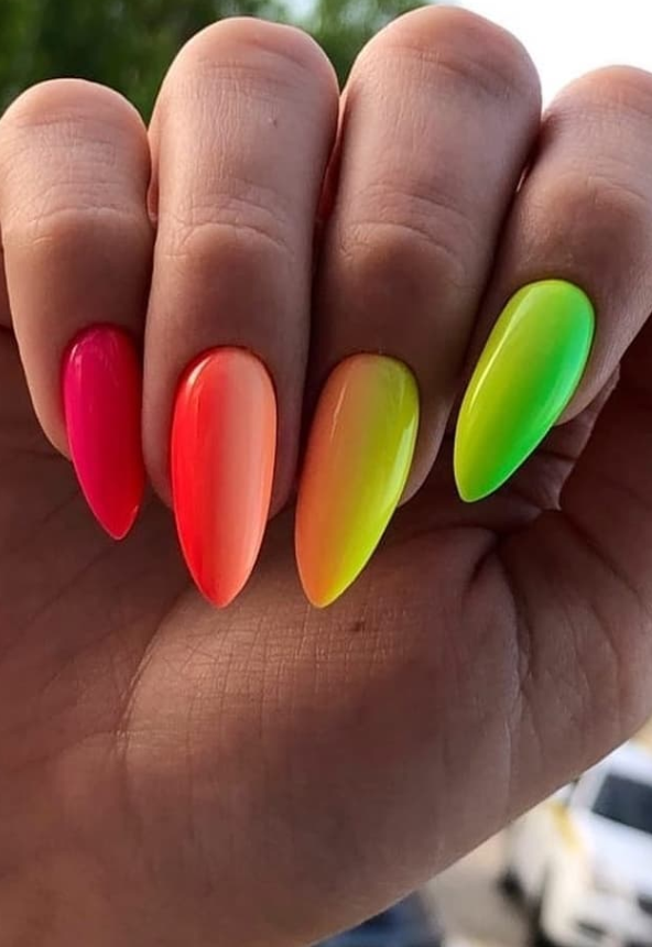 Trendy short almond nails design for creative summer nails 2020 - Cozy