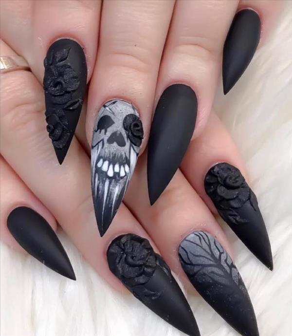 30+ Halloween nails: Spooky Halloween skull nails art design ideas ...