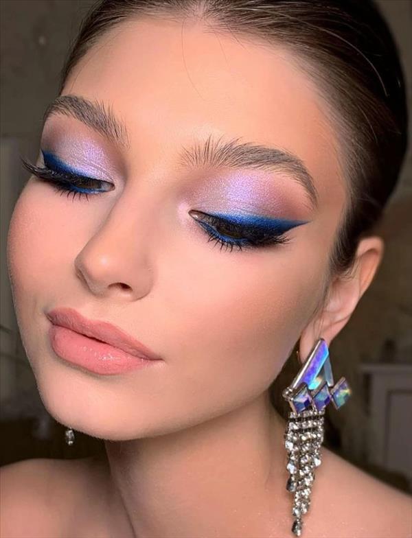 Makeup | Blue eyeshadow & blue eyeliner-Easily creates sexy and