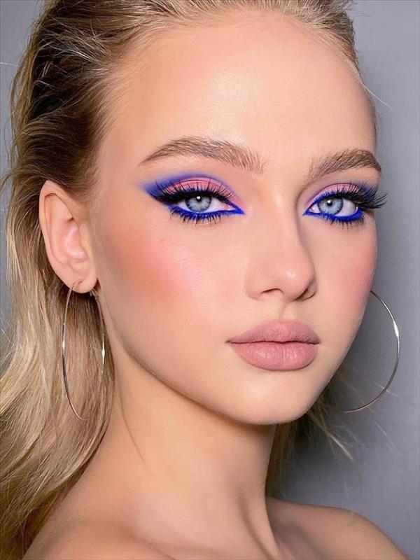 Makeup Blue eyeshadow & blue eyelinerEasily creates sexy and