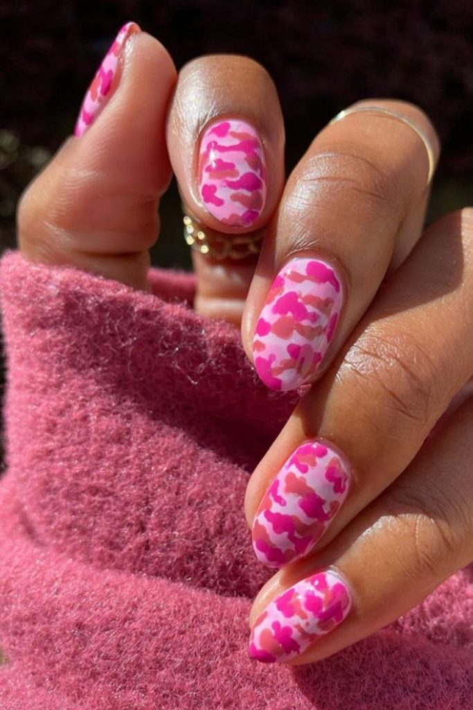 Awesome pastel nails with short almond-shaped nails to spice up your look!