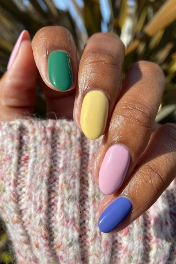 Awesome pastel nails with short almond-shaped nails to spice up your look!