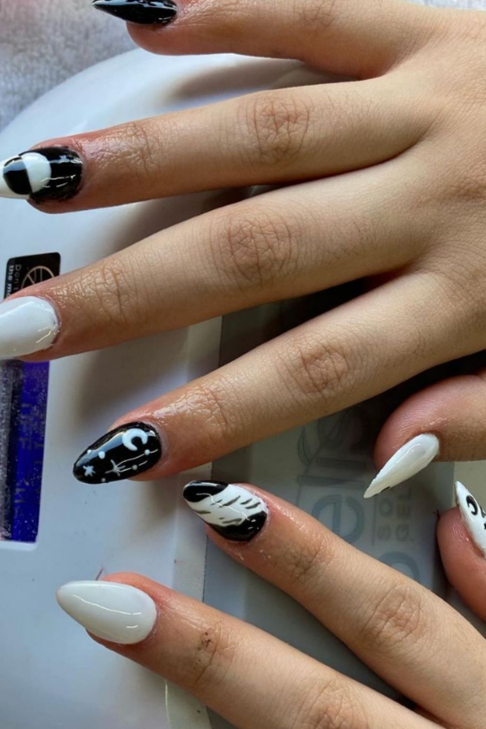 35+ Best trend of white acrylic nails for graduation nails