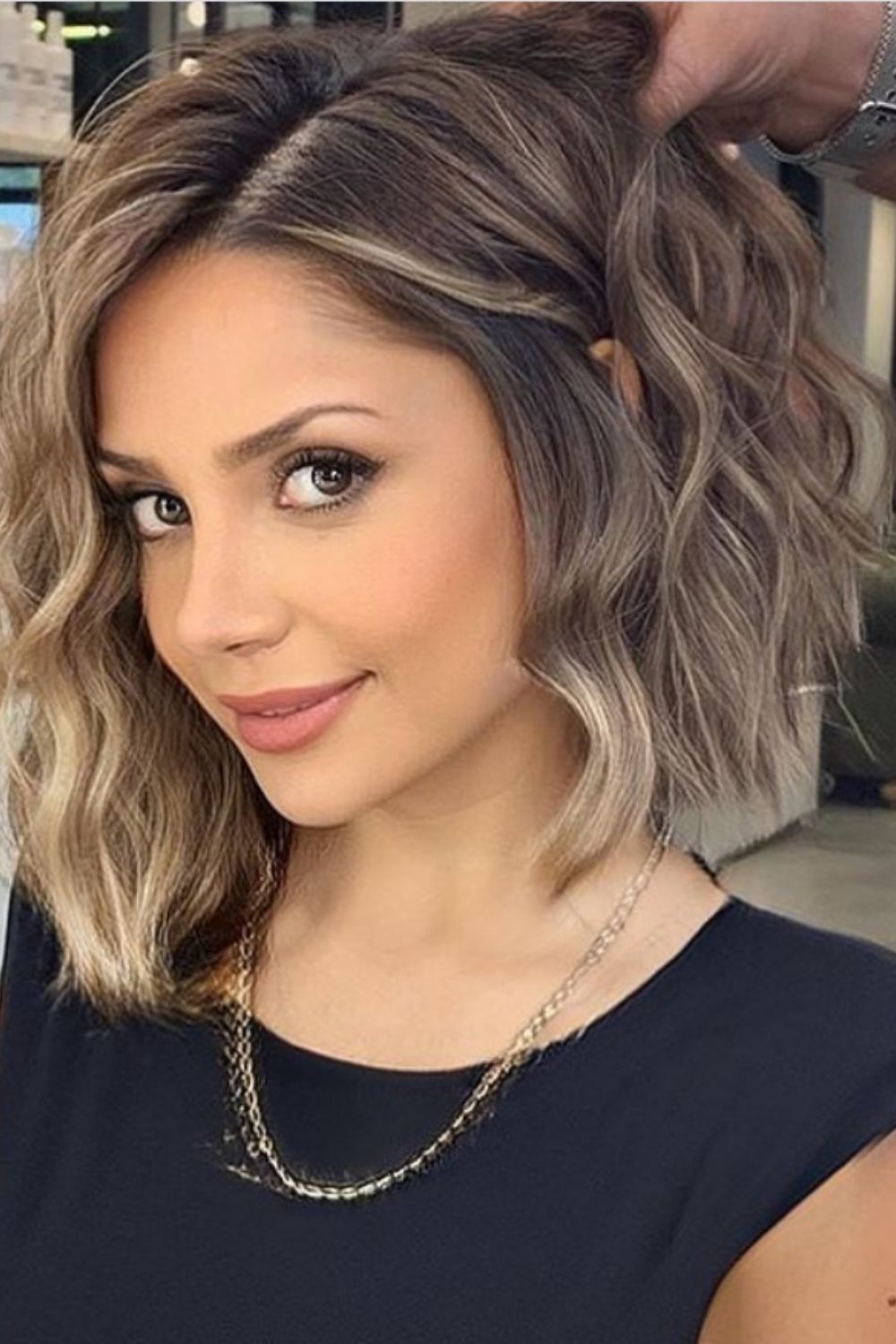 How to style women's messy short haircut and hairstyle 2021?