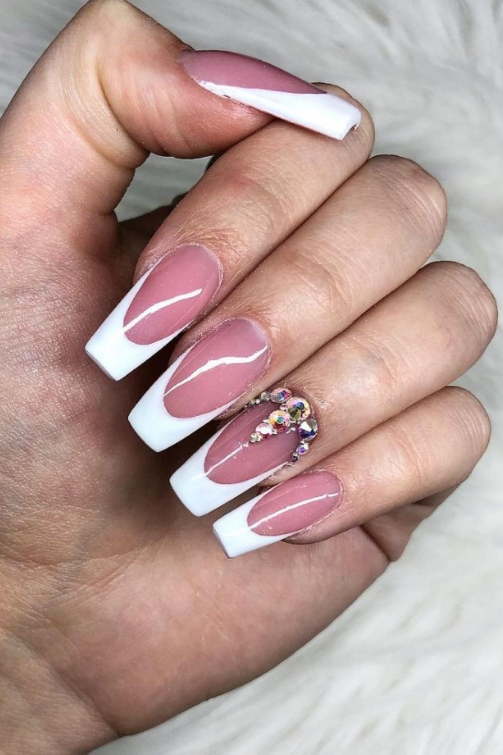 35+ Best trend of white acrylic nails for graduation nails