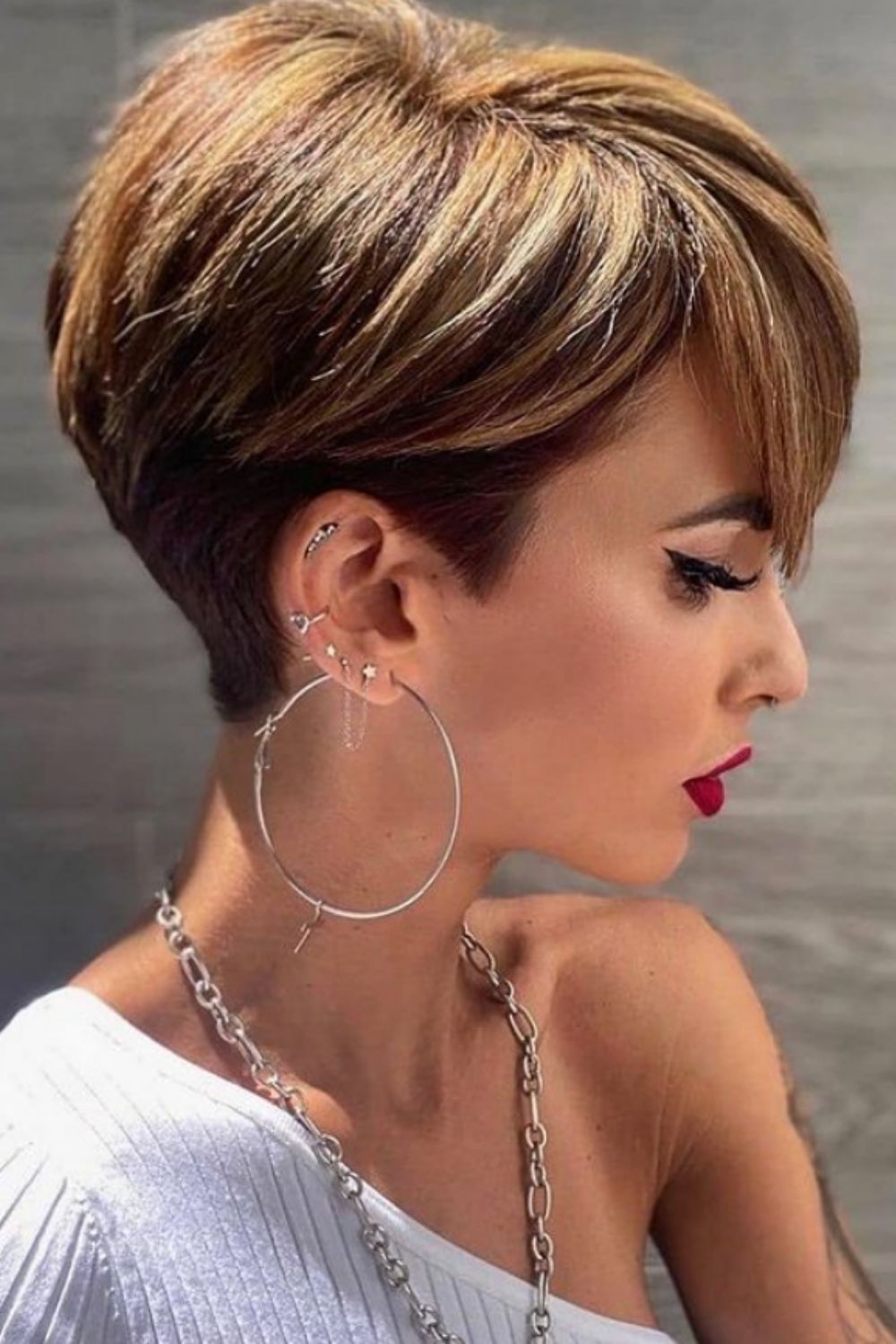 How to style women's messy short haircut and hairstyle 2021?