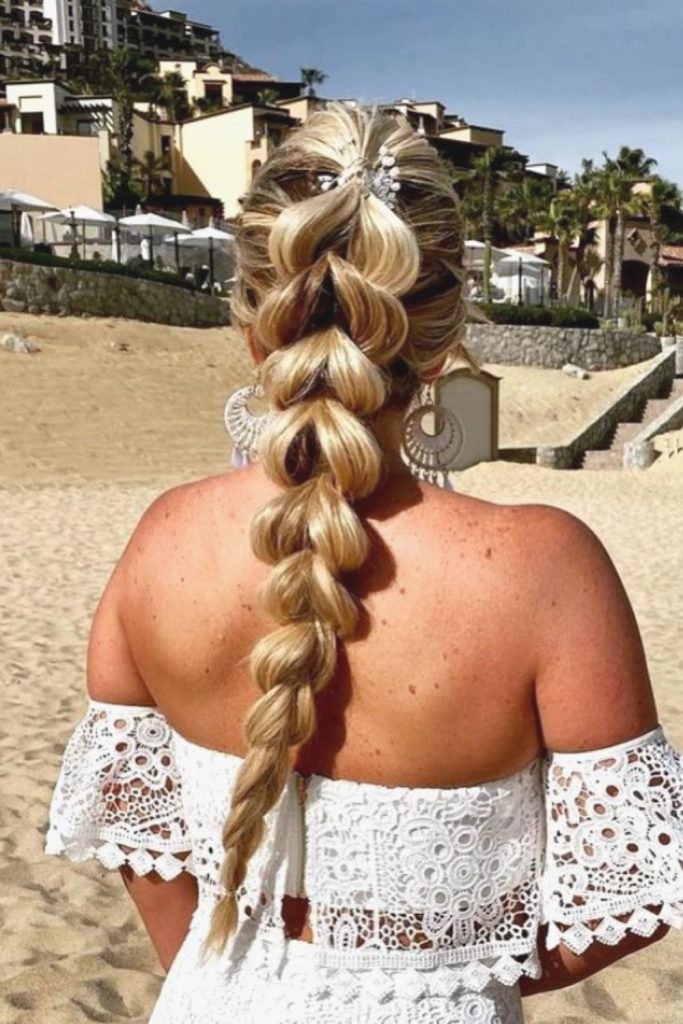 Beautiful Beach Hairstyle For A Meaningful Vacation 2021!