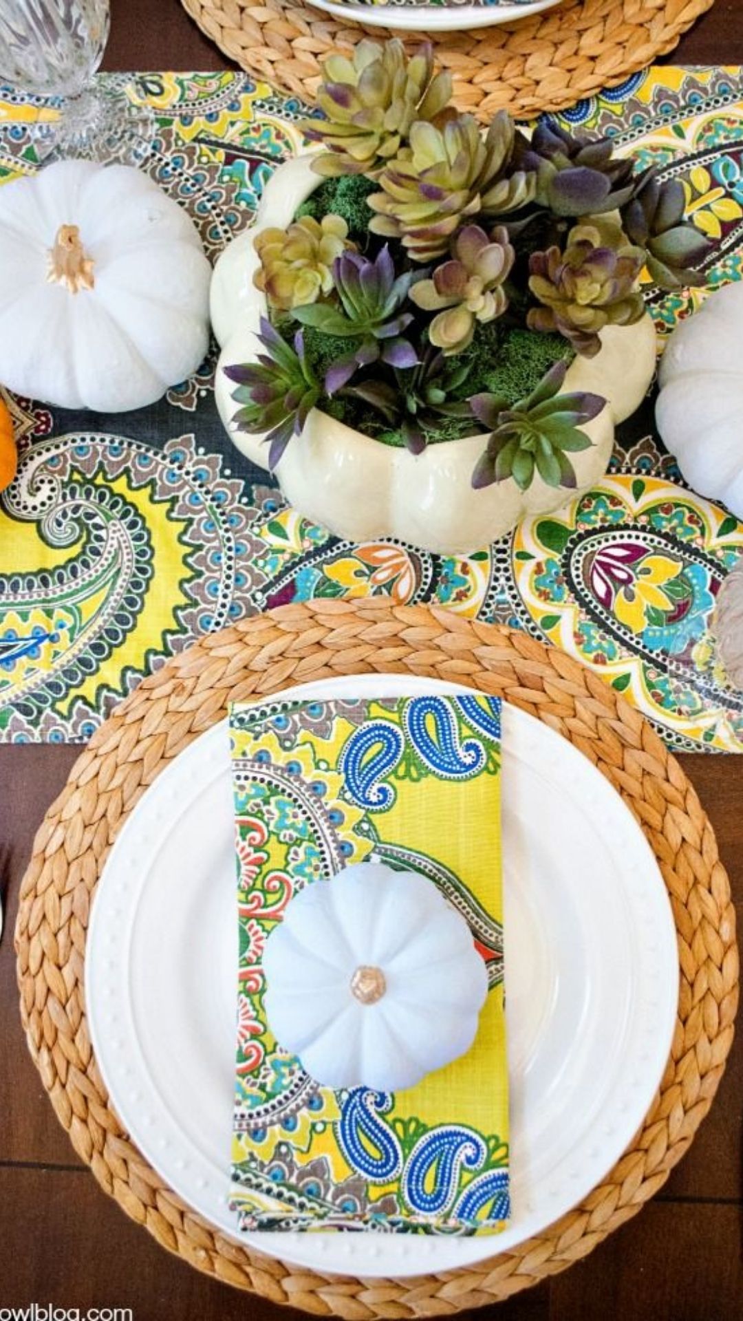 Creative Thanksgiving table setting and tablescape ideas 2021