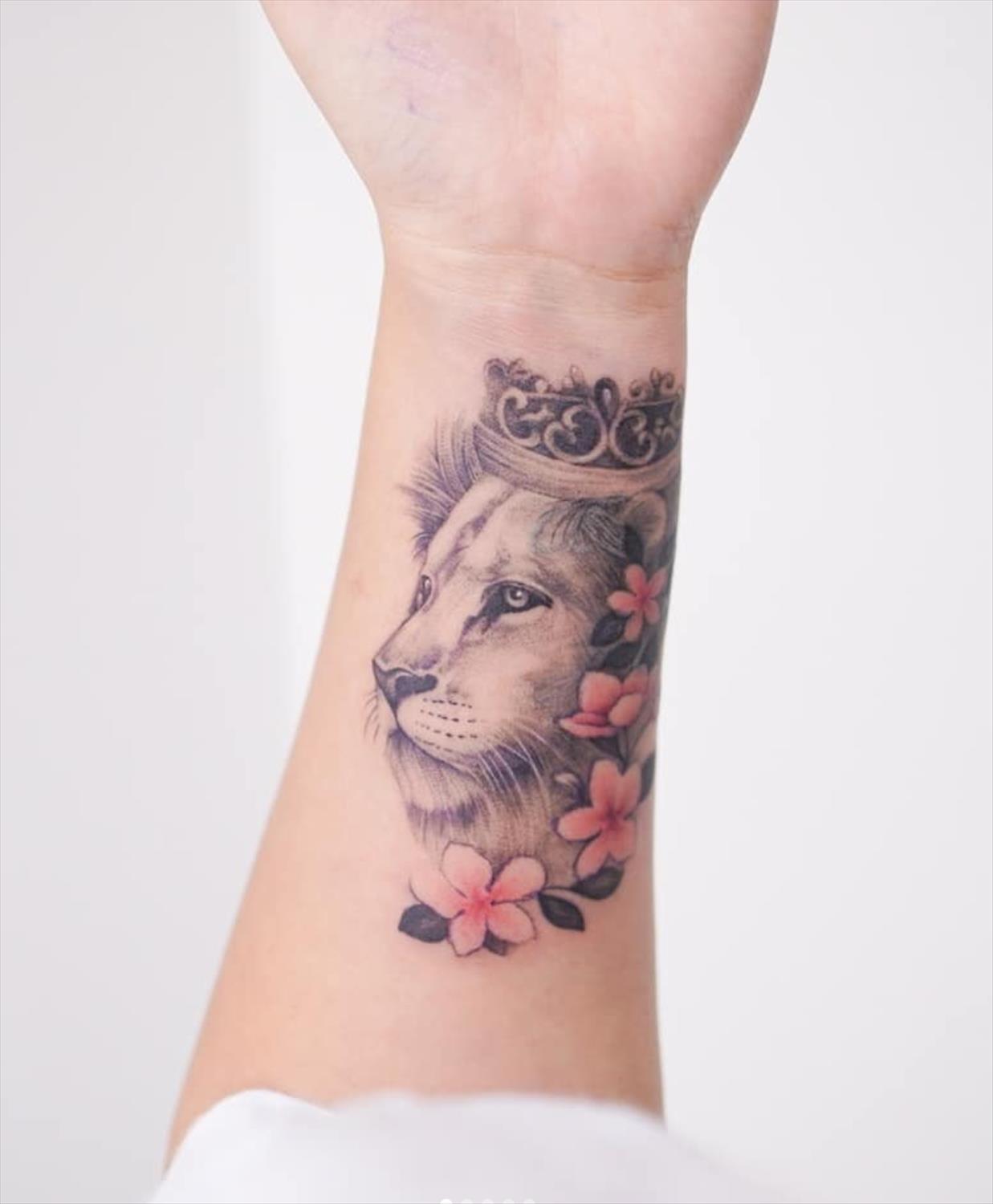 27 Powerful lion tattoo for women with meanings and inspiration