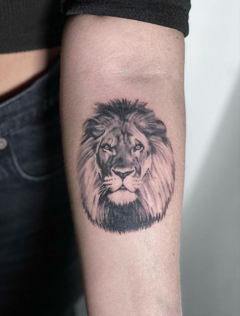 27 Powerful lion tattoo for women with meanings and inspiration