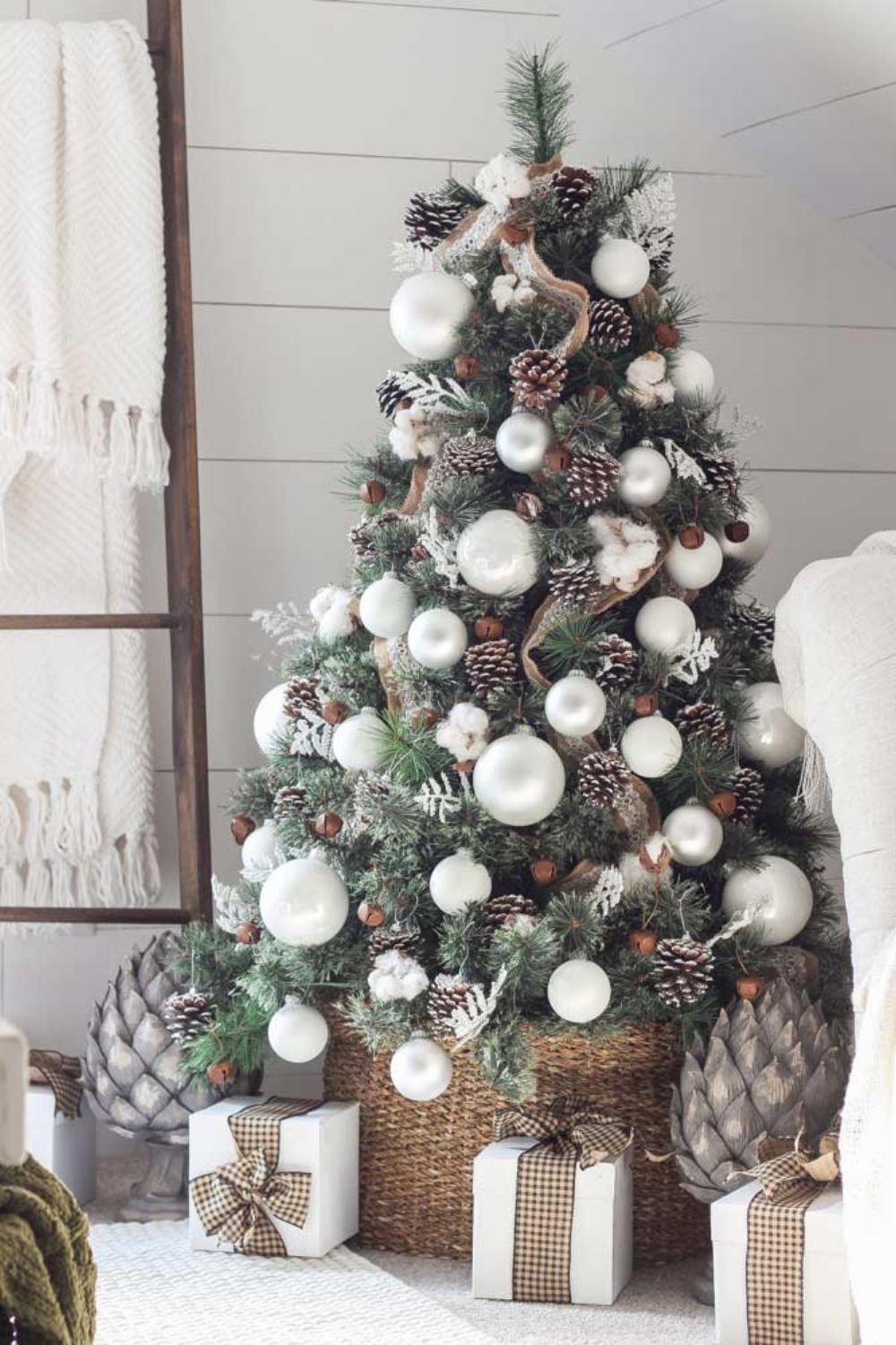 35 Awesome Christmas Tree Decoration Ideas 2021