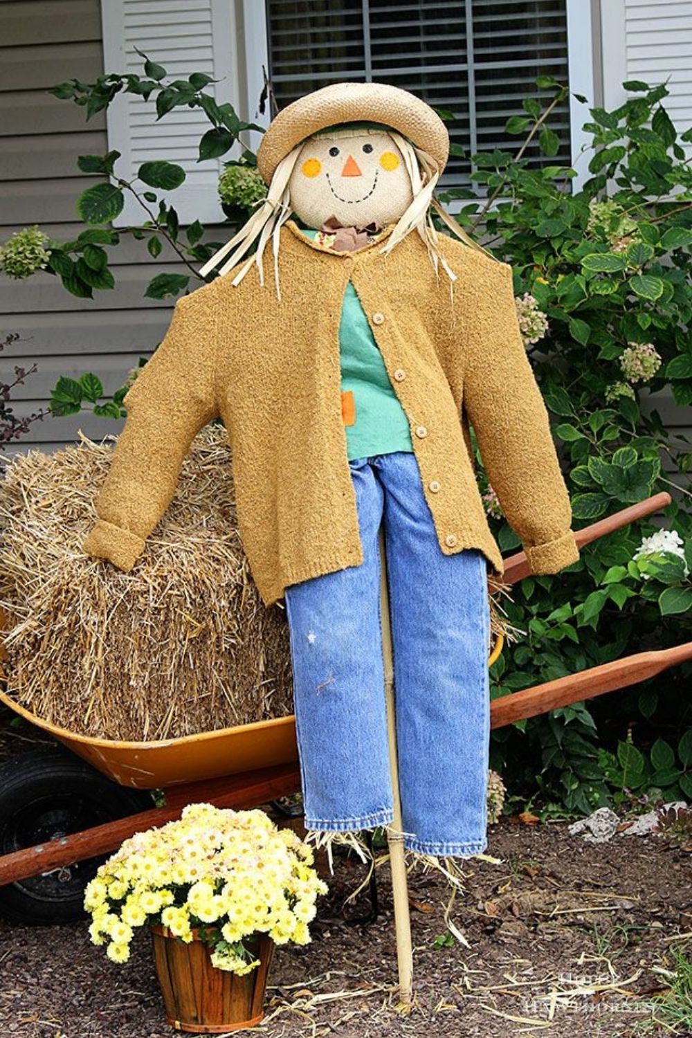 How to DIY scarecrow ideas for Fall yard 2021? 