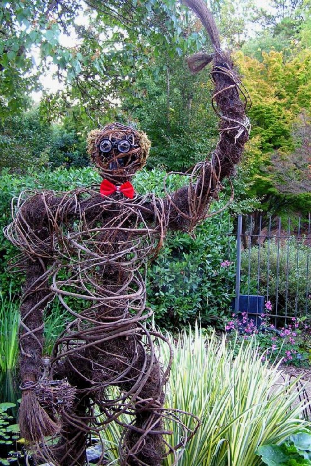 How to DIY scarecrow ideas for Fall yard 2021? 