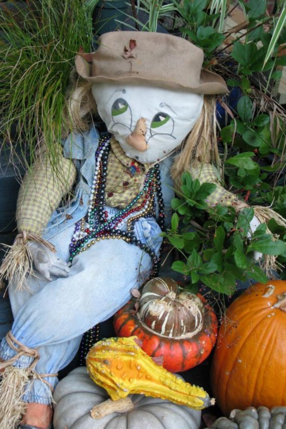 How to DIY scarecrow ideas for Fall yard 2021? 