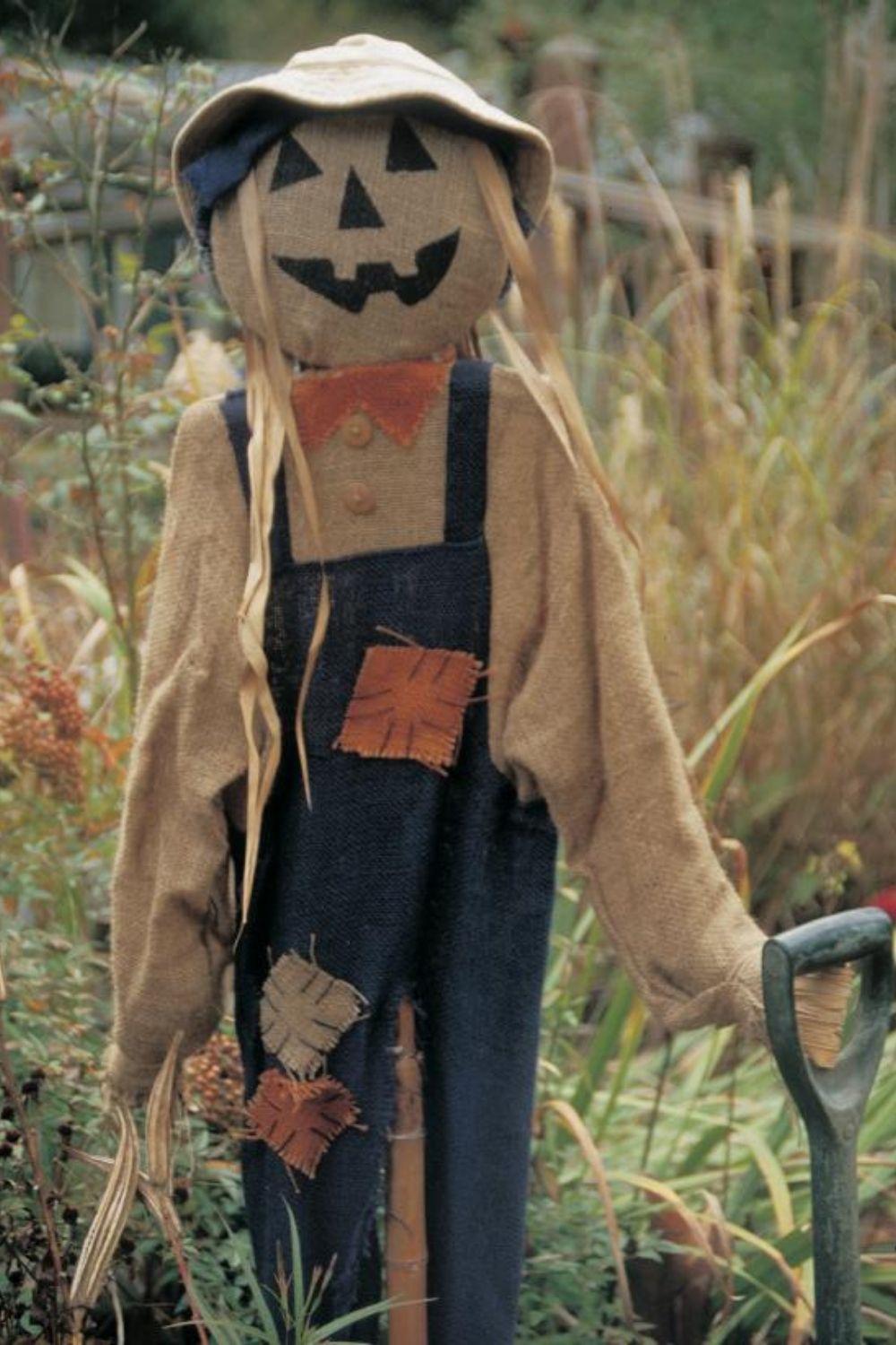 How to DIY scarecrow ideas for Fall yard 2021? 