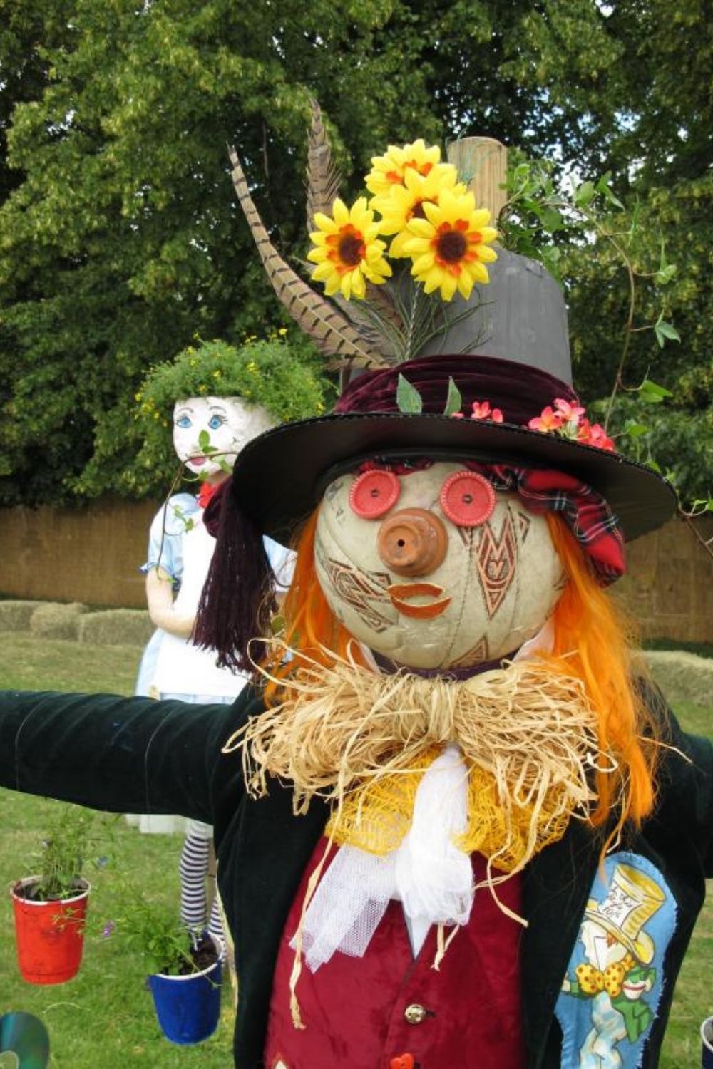 How to DIY scarecrow ideas for Fall yard 2021? 