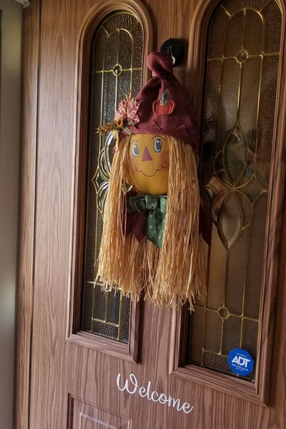 How to DIY scarecrow ideas for Fall yard 2021? 