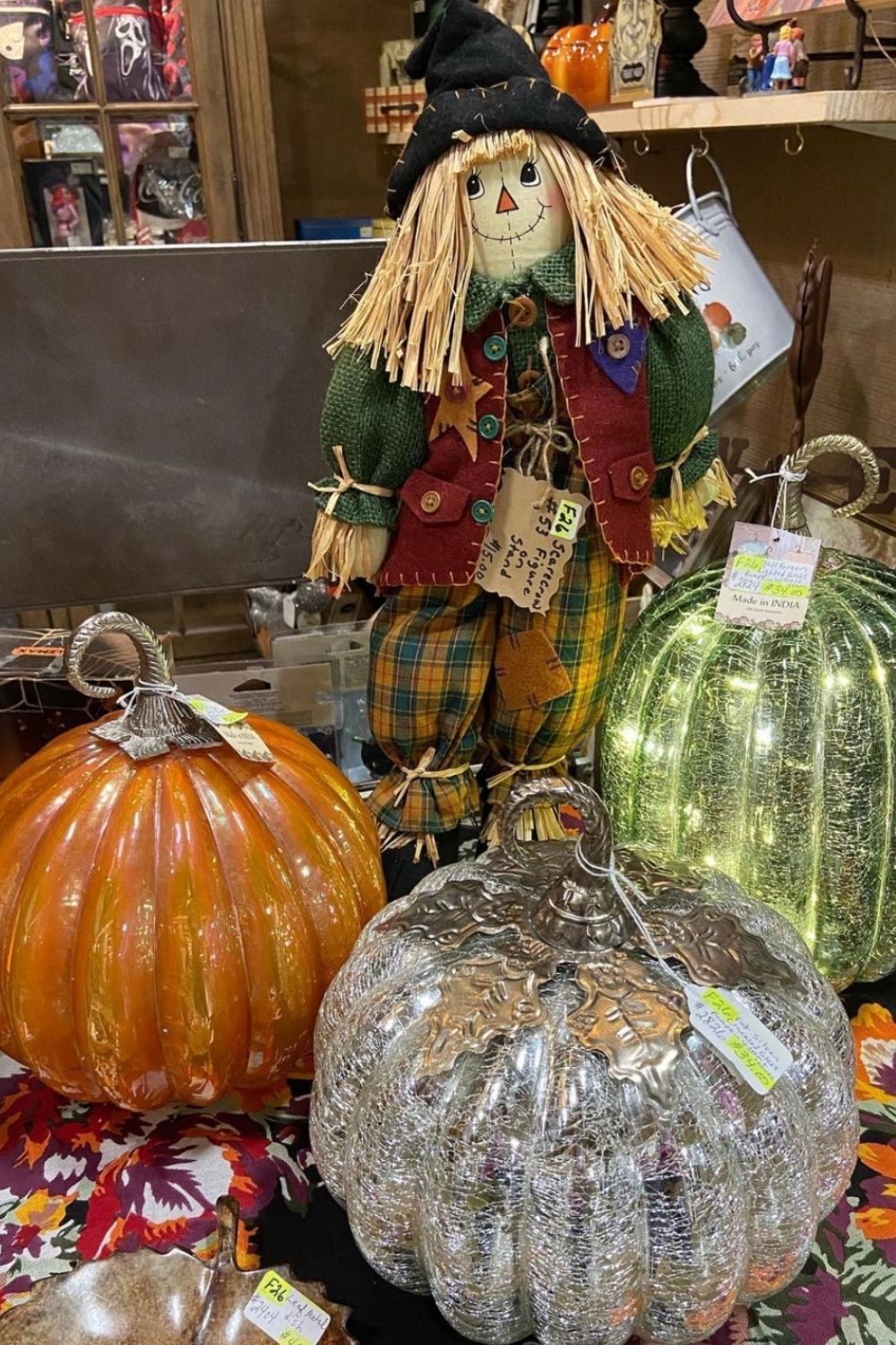 How to DIY scarecrow ideas for Fall yard 2021? 