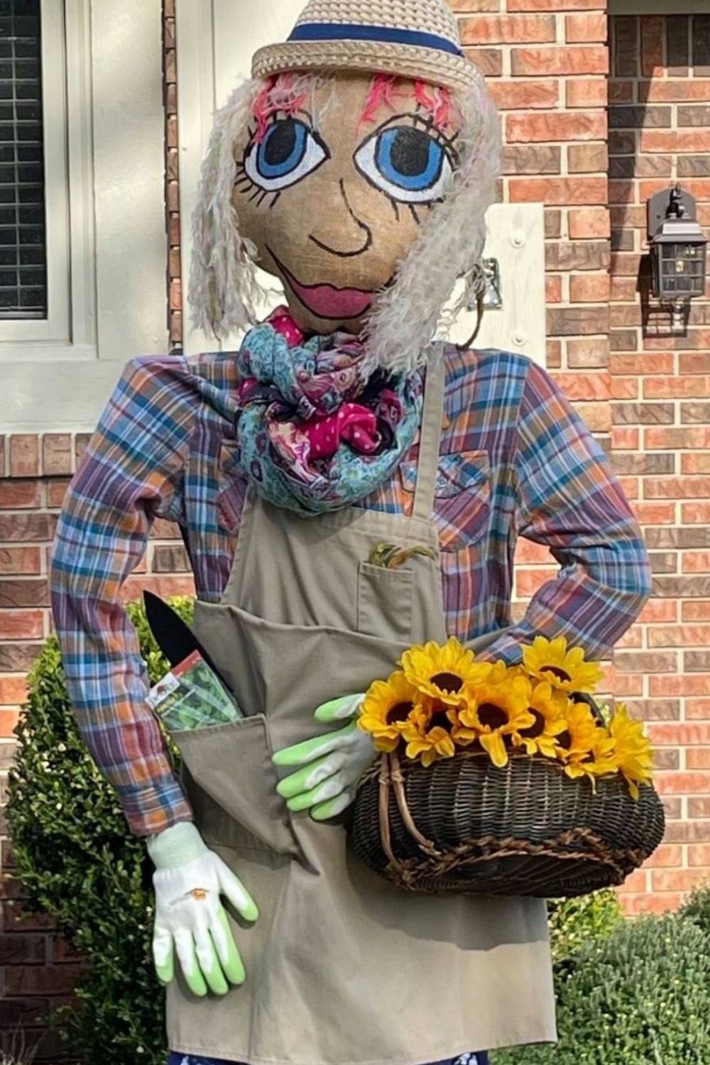 How to DIY scarecrow ideas for Fall yard 2021? 