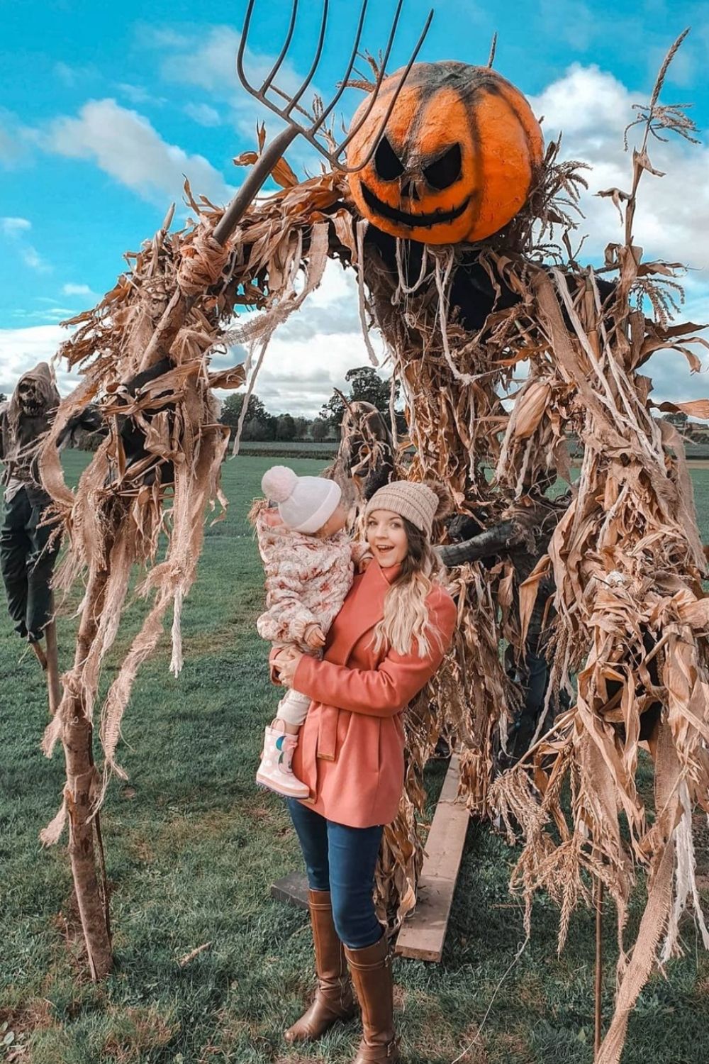 How to DIY scarecrow ideas for Fall yard 2021? 