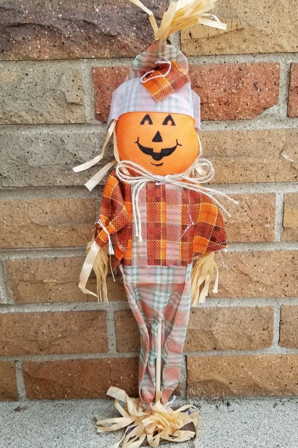 How to DIY scarecrow ideas for Fall yard 2021? 