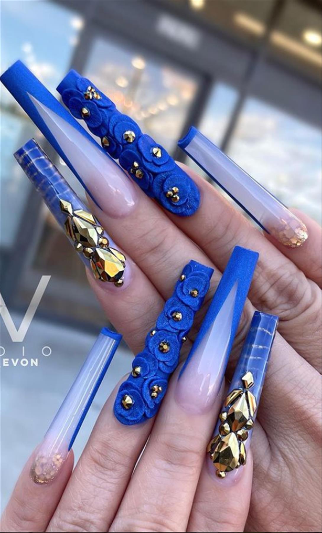 Adorable blue coffin nails for Winter nail colors 2021