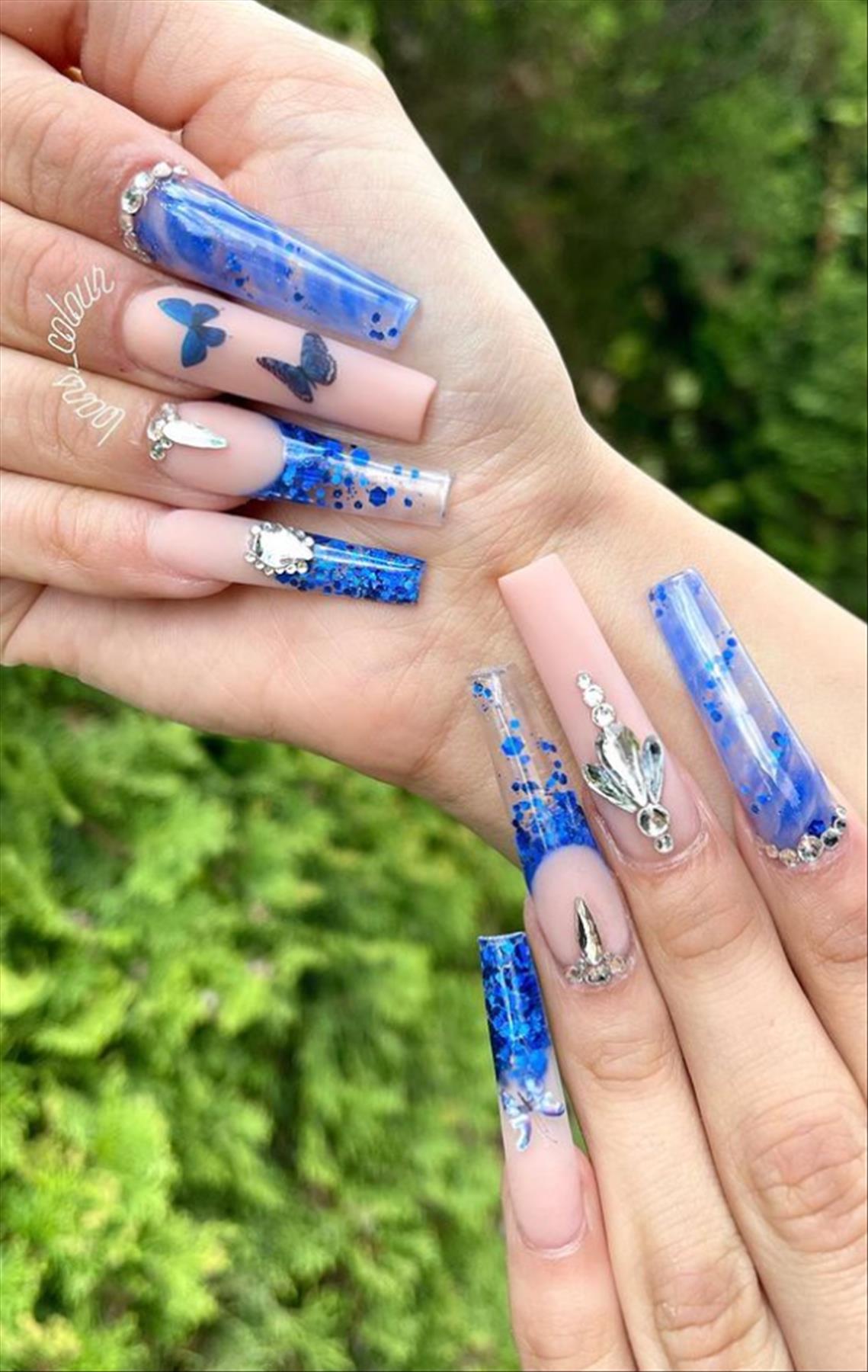 Adorable blue coffin nails for Winter nail colors 2021