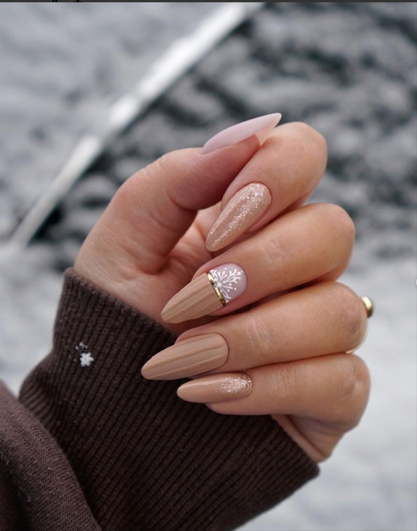 Trendy Winter nails almond-shaped nails to try