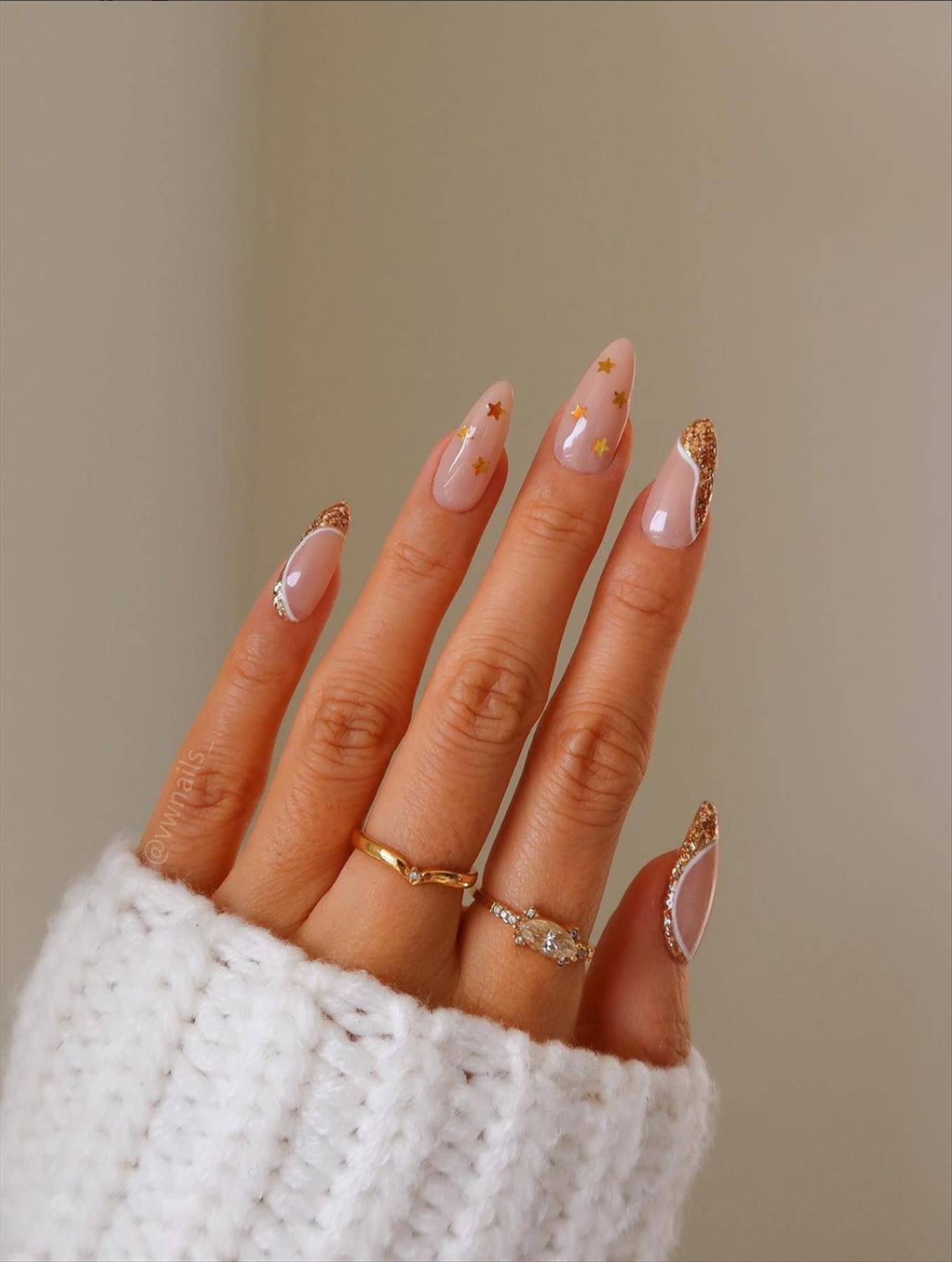 Trendy Winter nails almond-shaped nails to try