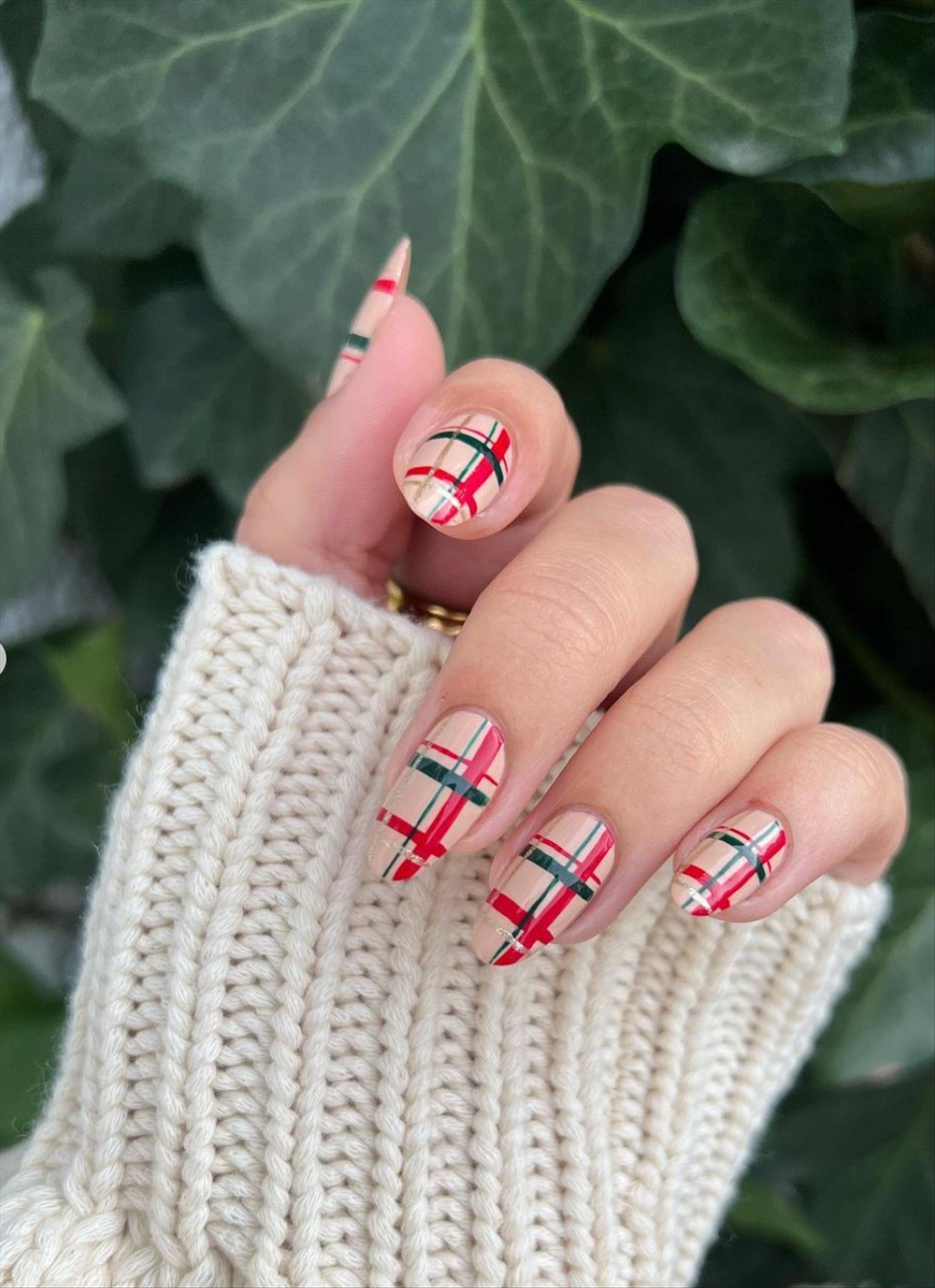 est Short Christmas nails design 2021 with almond nail shapes 