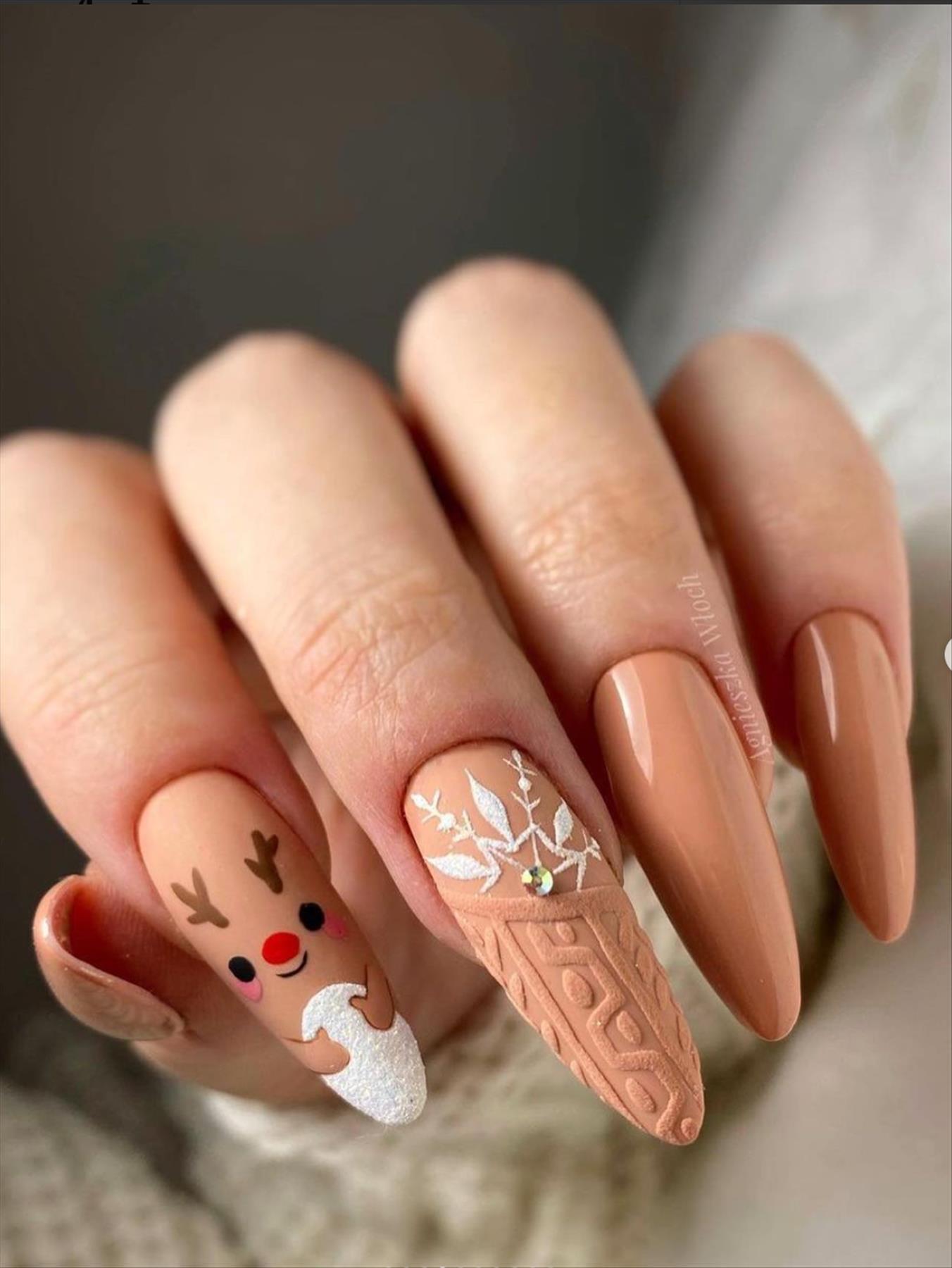 Trendy Winter nails almond-shaped nails to try