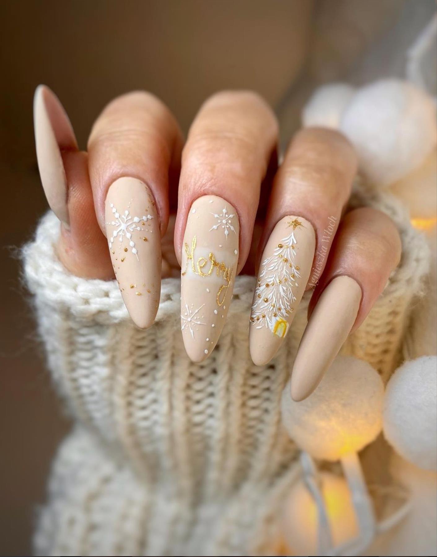 Trendy Winter nails almond-shaped nails to try