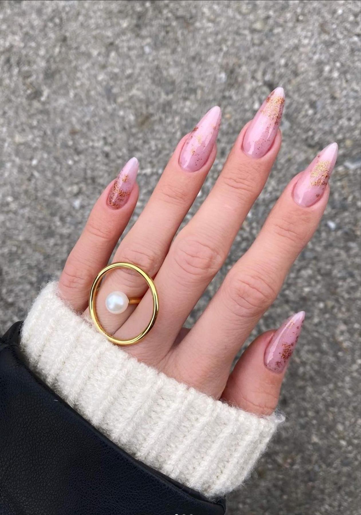 Trendy Winter nails almond-shaped nails to try