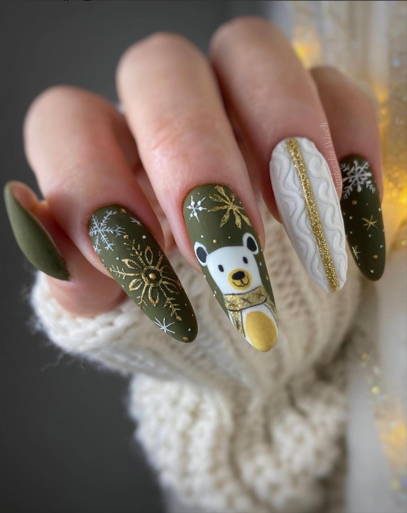 Trendy Winter nails almond-shaped nails to try