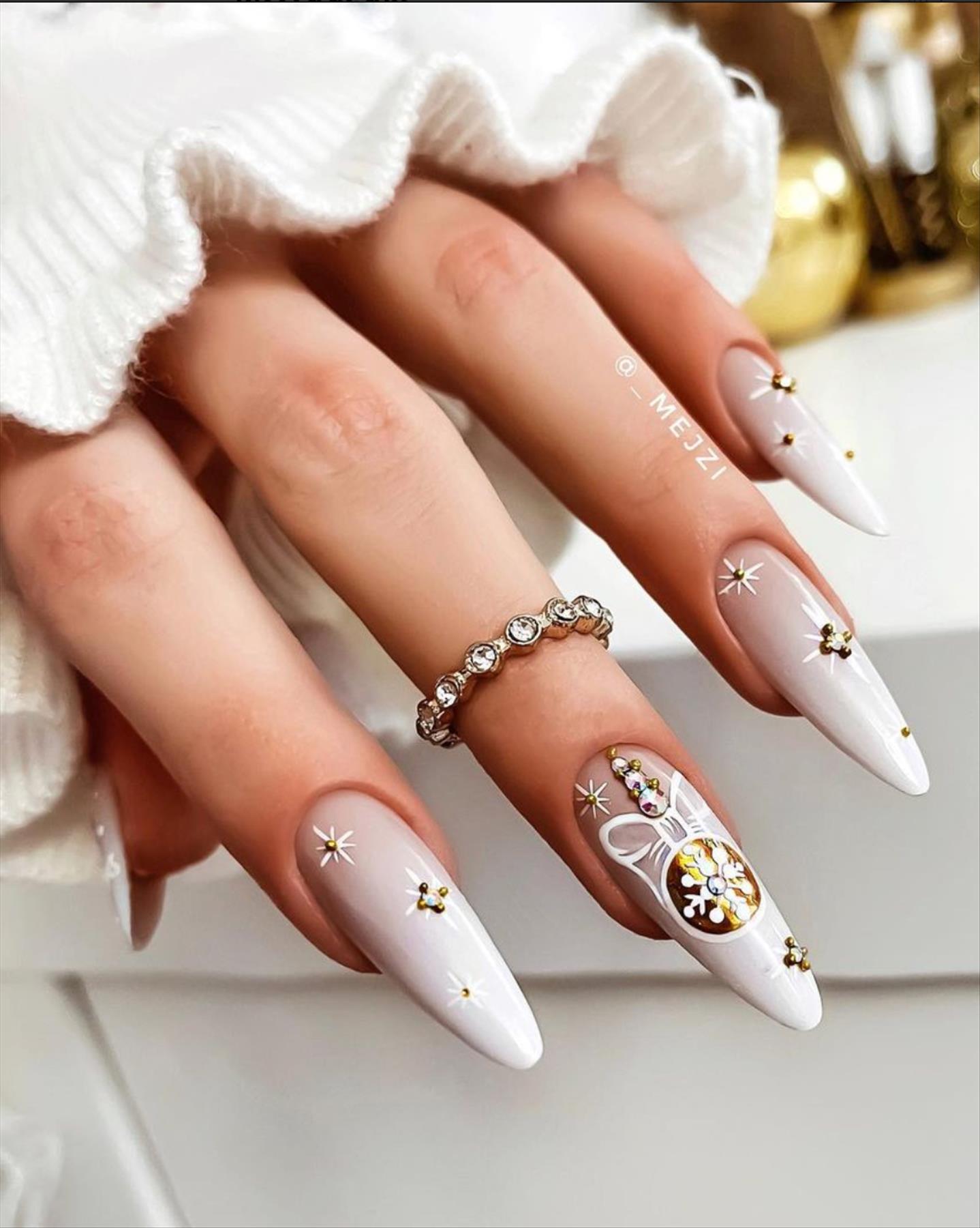 est Short Christmas nails design 2021 with almond nail shapes 