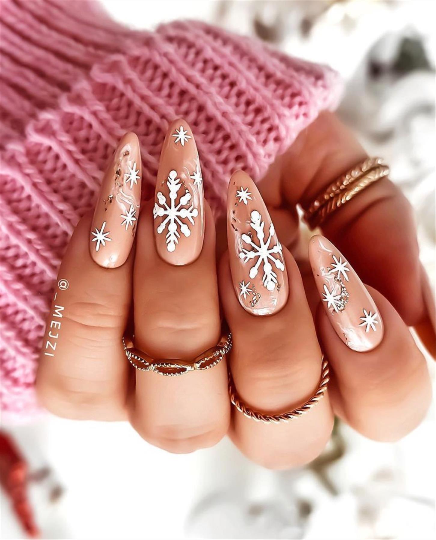 est Short Christmas nails design 2021 with almond nail shapes 