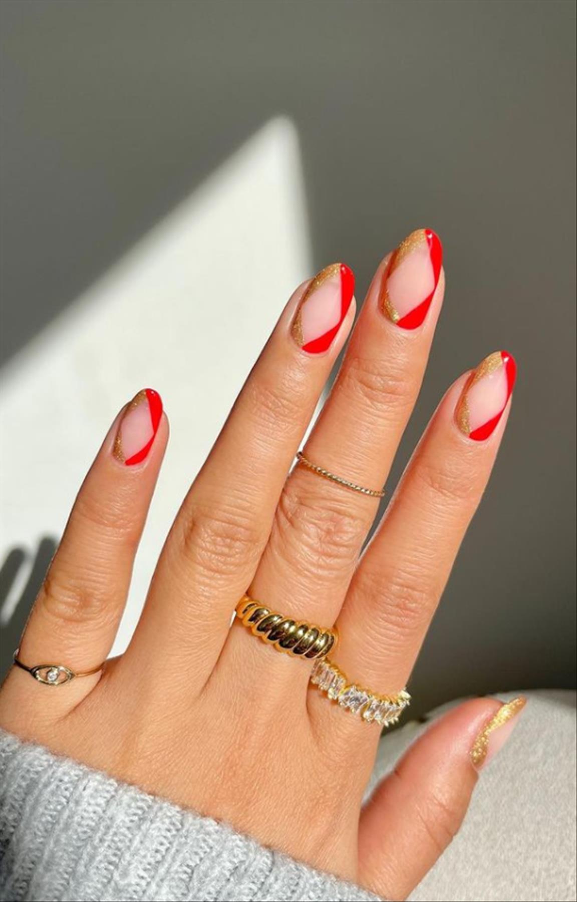 Trendy minimalist nails art for spring manicures