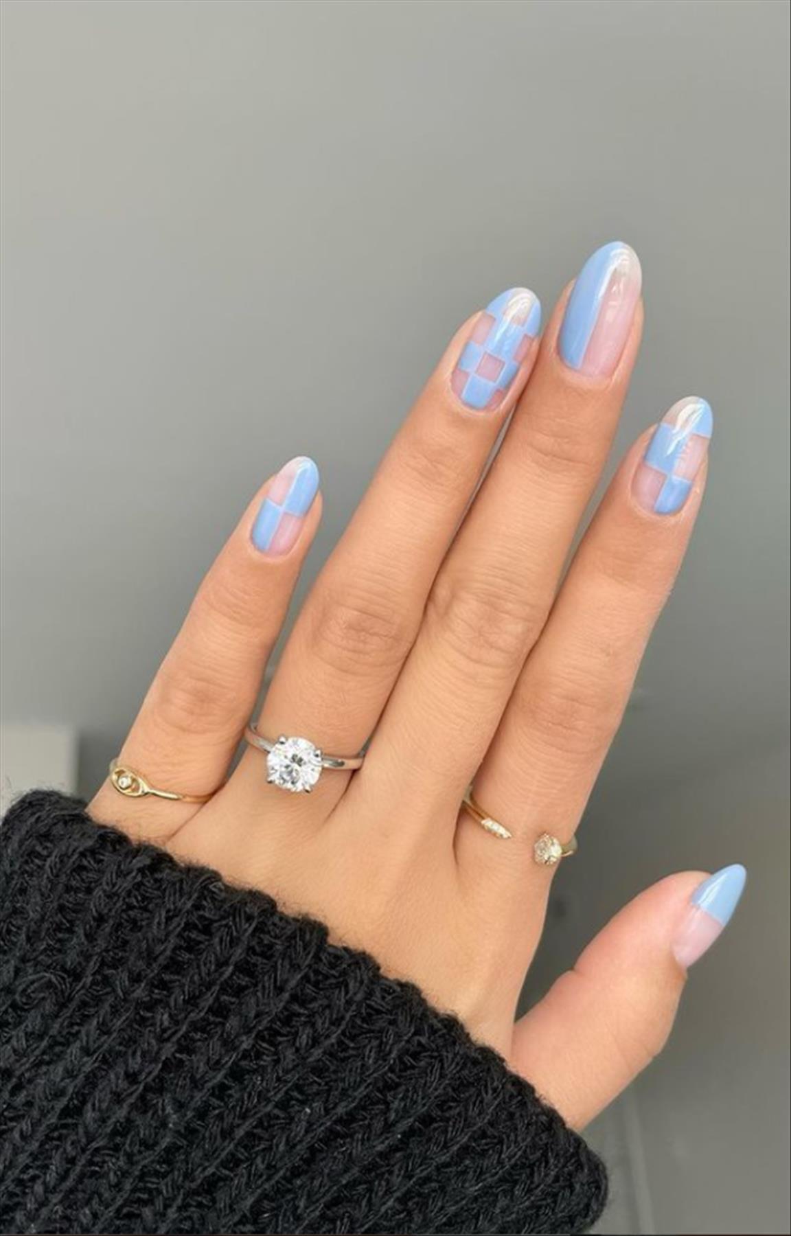 Trendy minimalist nails art for spring manicures