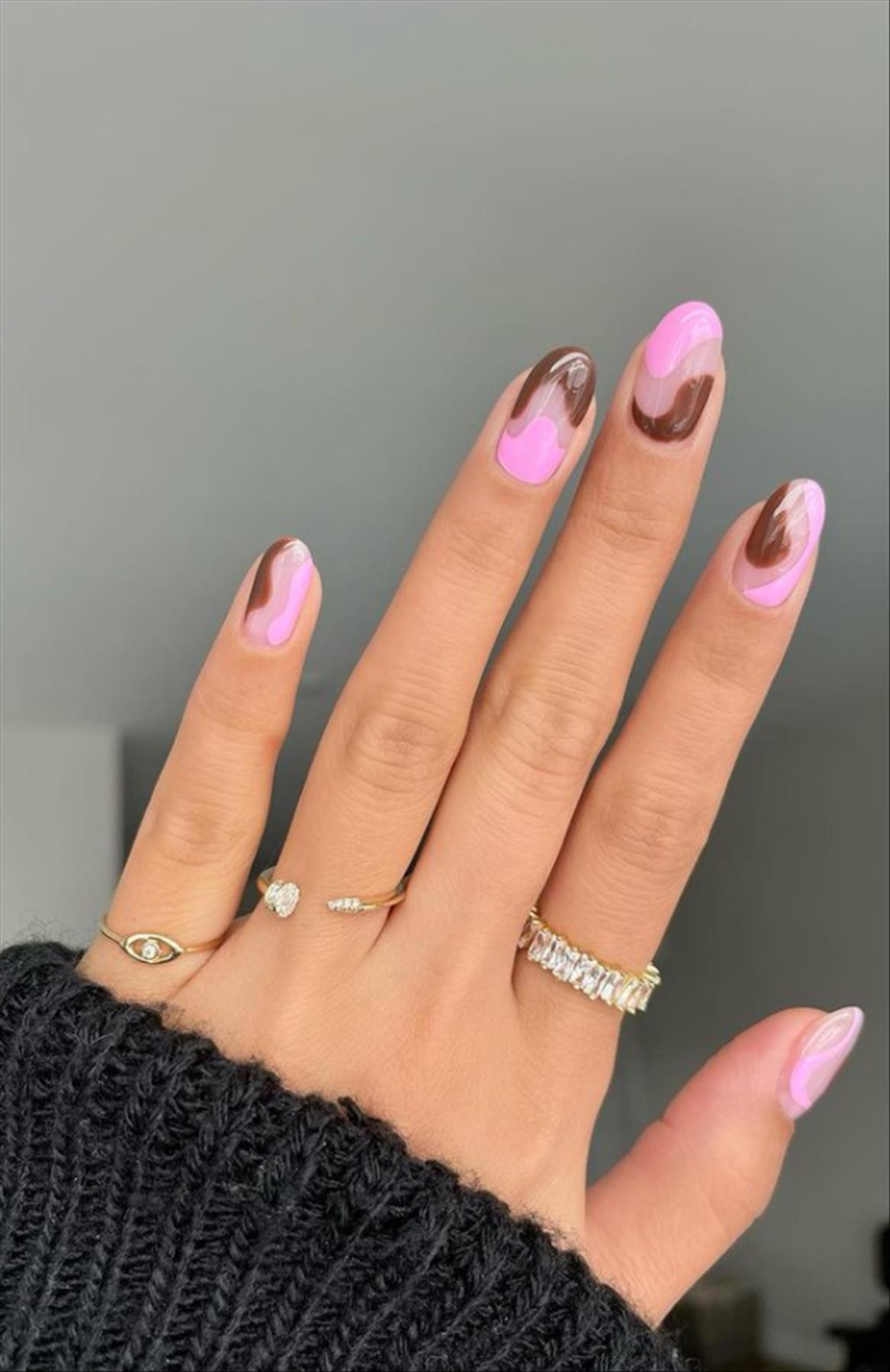 Trendy minimalist nails art for spring manicures