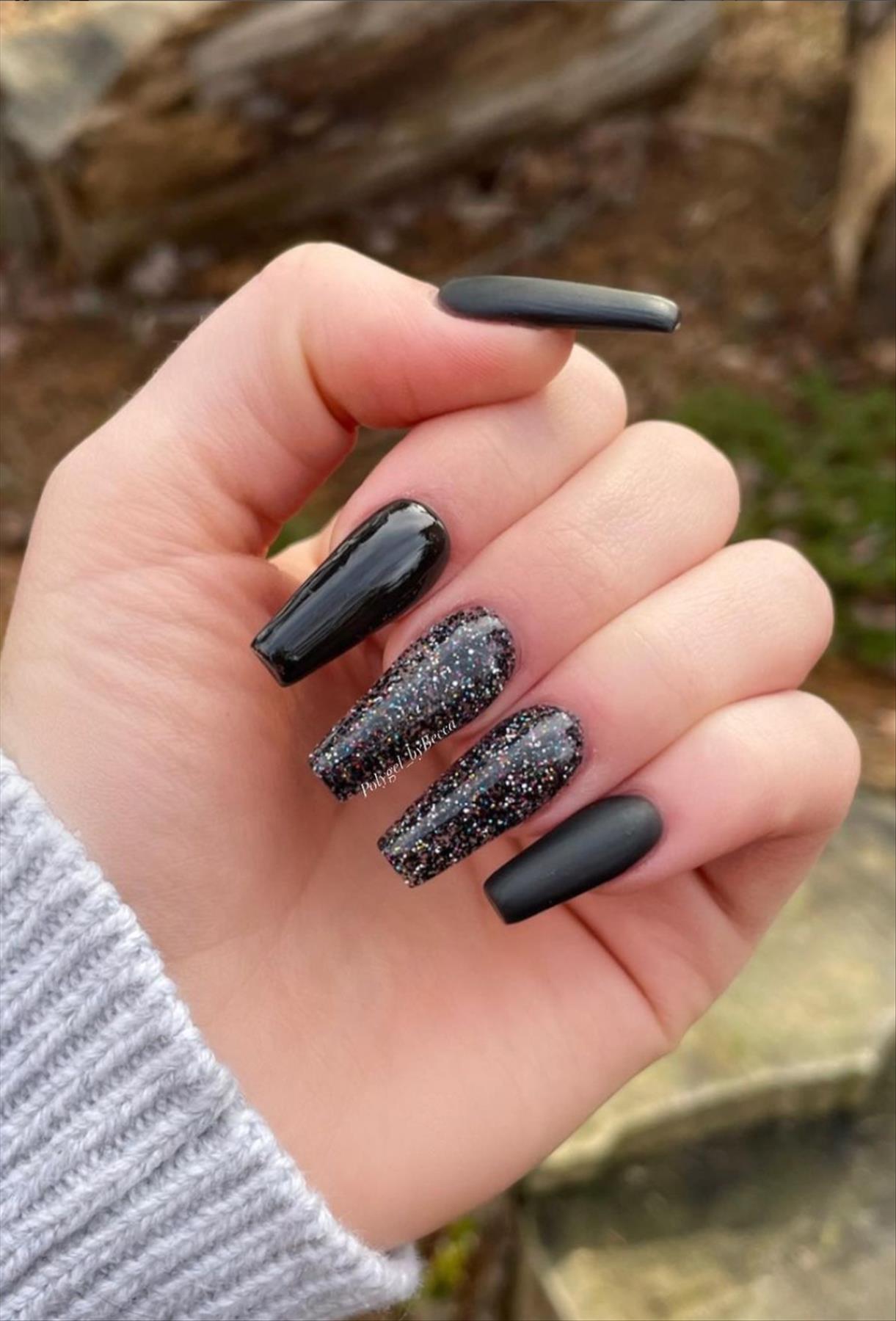 Edgy grunge acrylic nail ideas with black manicures