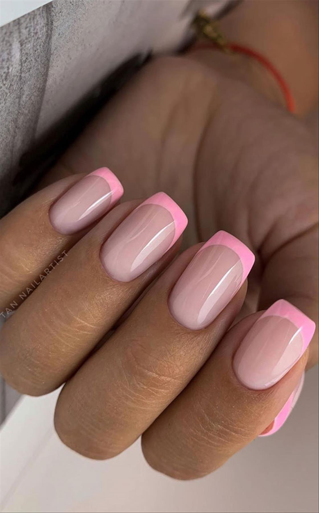 Trendy minimalist nails art for spring manicures