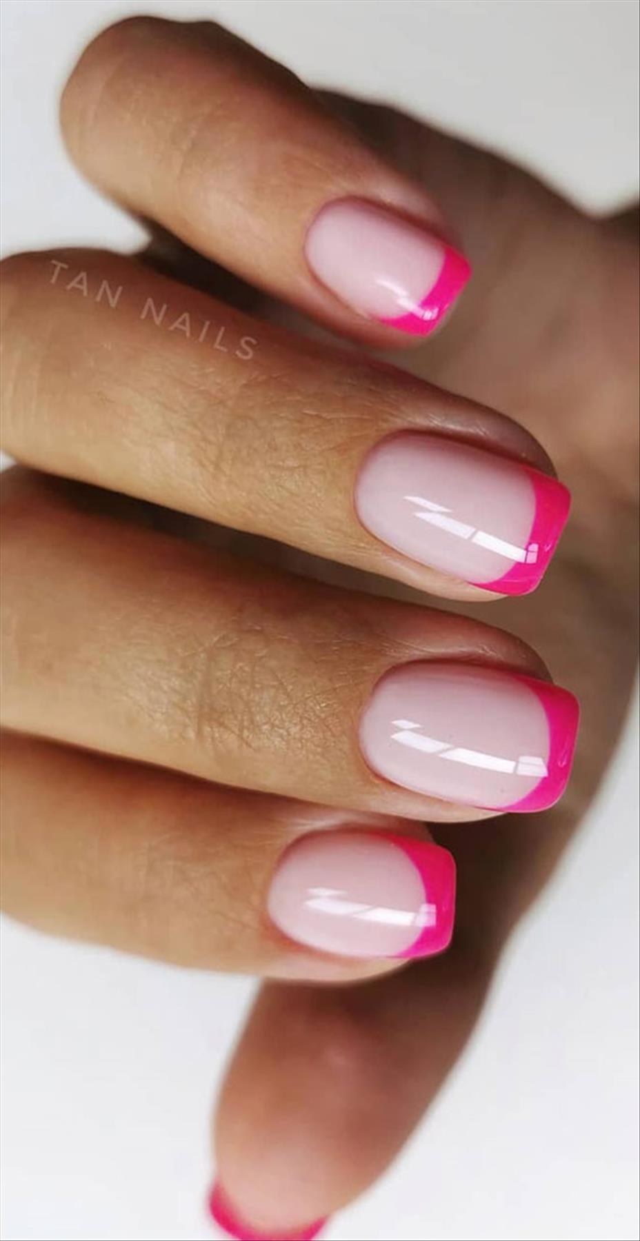 Trendy minimalist nails art for spring manicures