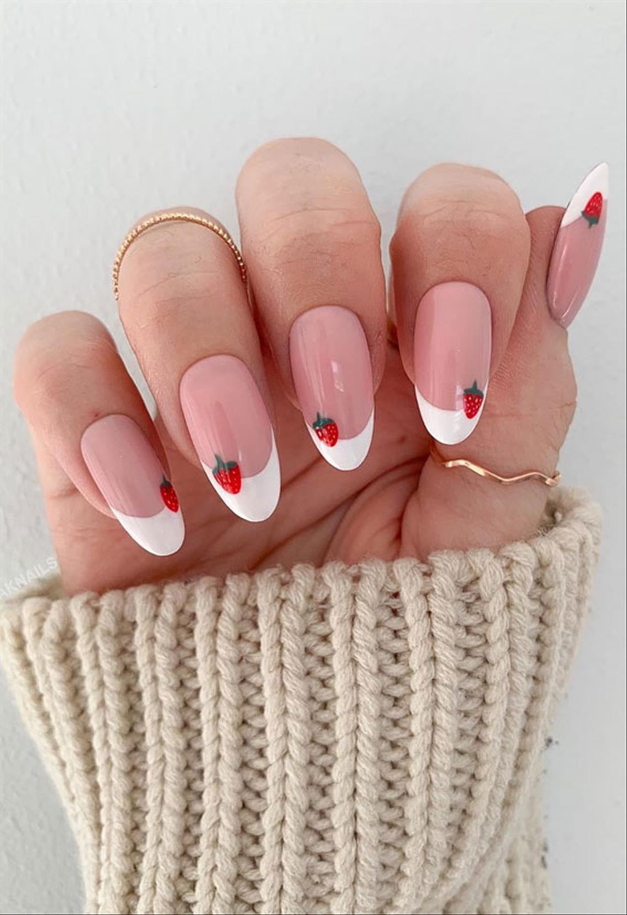 Trendy minimalist nails art for spring manicures