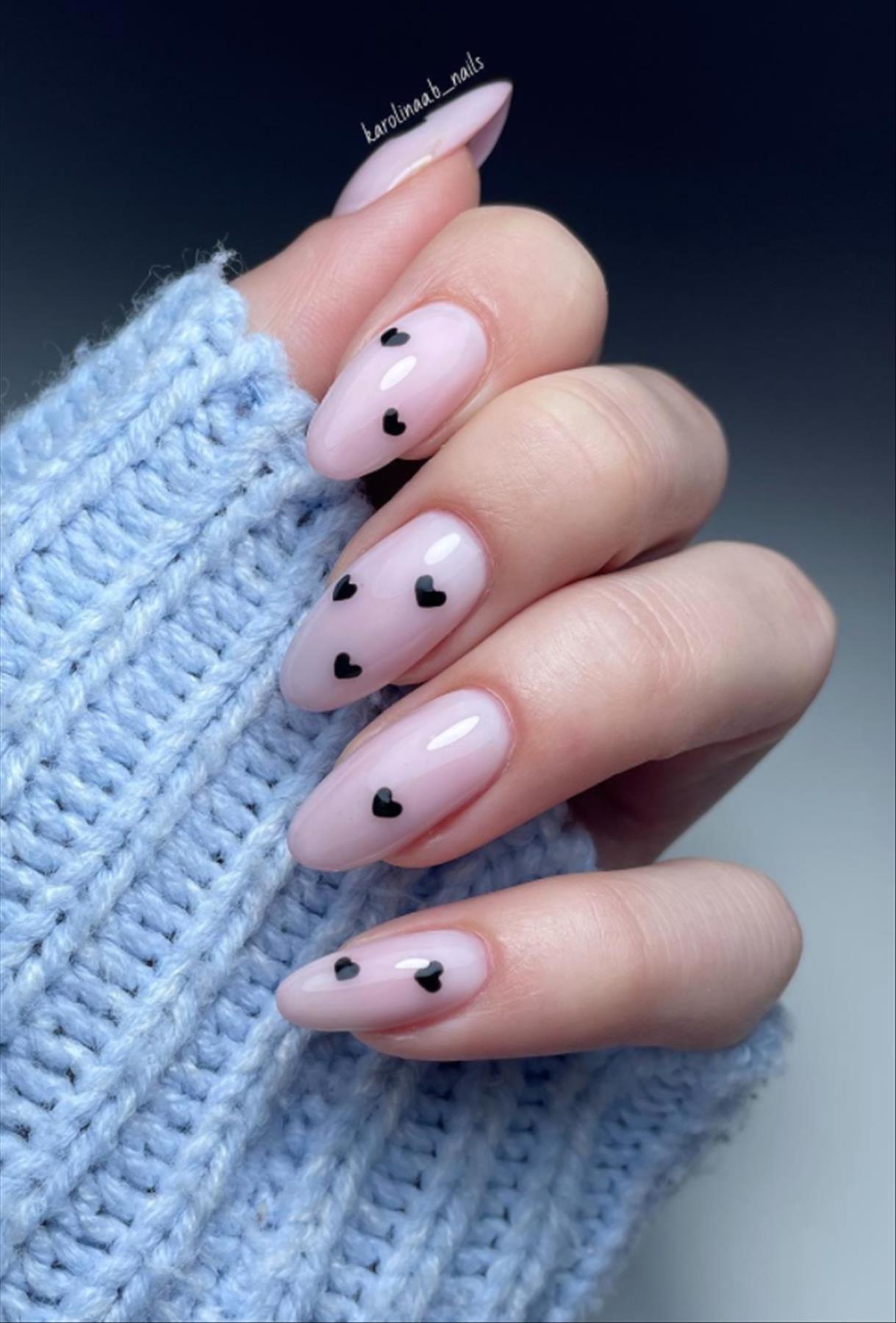 Trendy minimalist nails art for spring manicures
