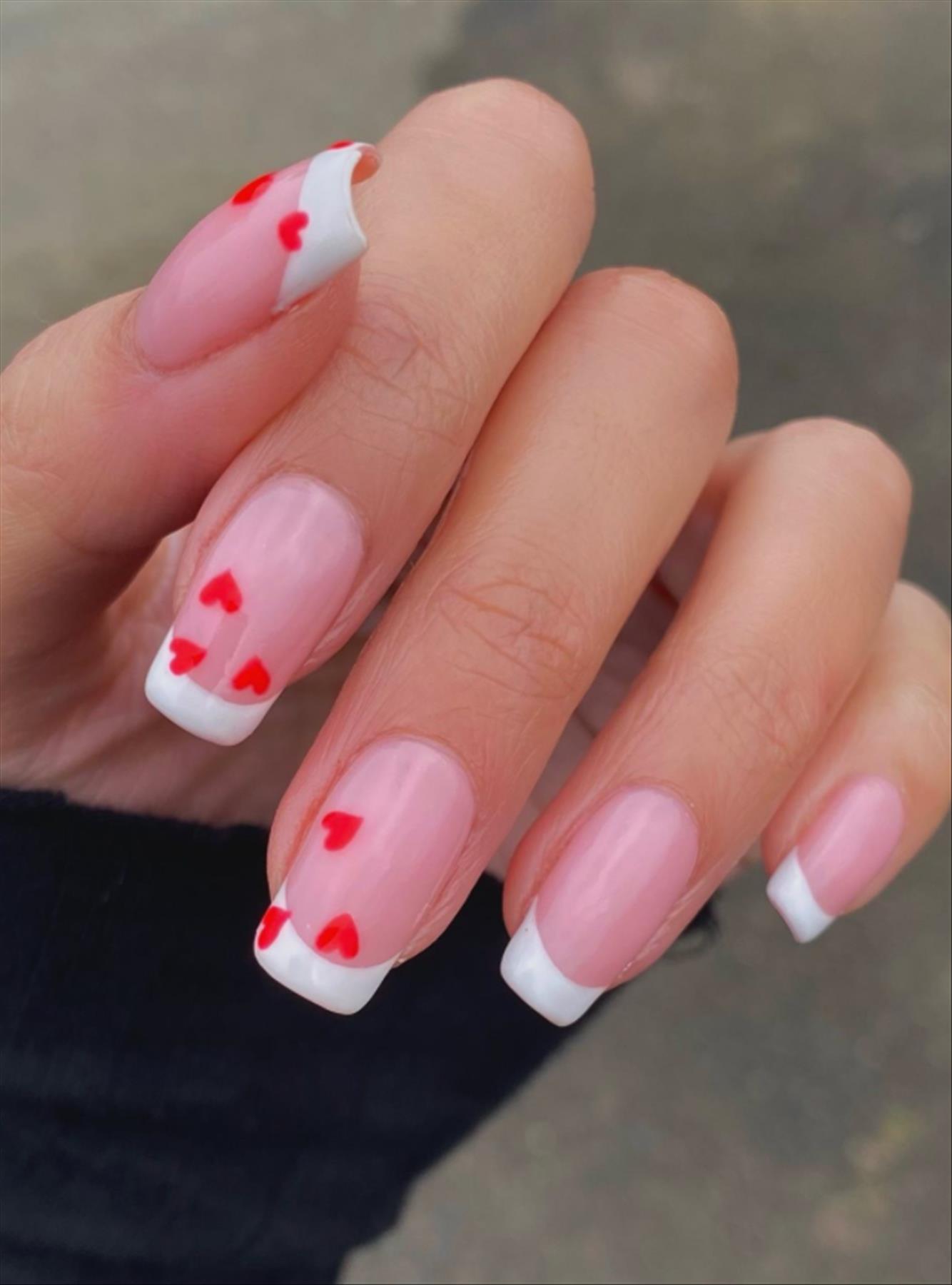 Trendy minimalist nails art for spring manicures