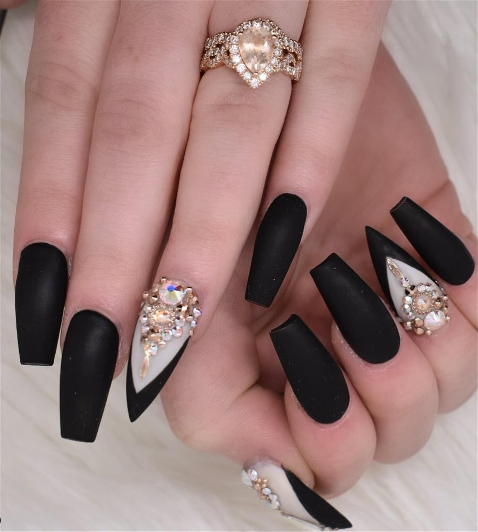 Edgy grunge acrylic nail ideas with black manicures