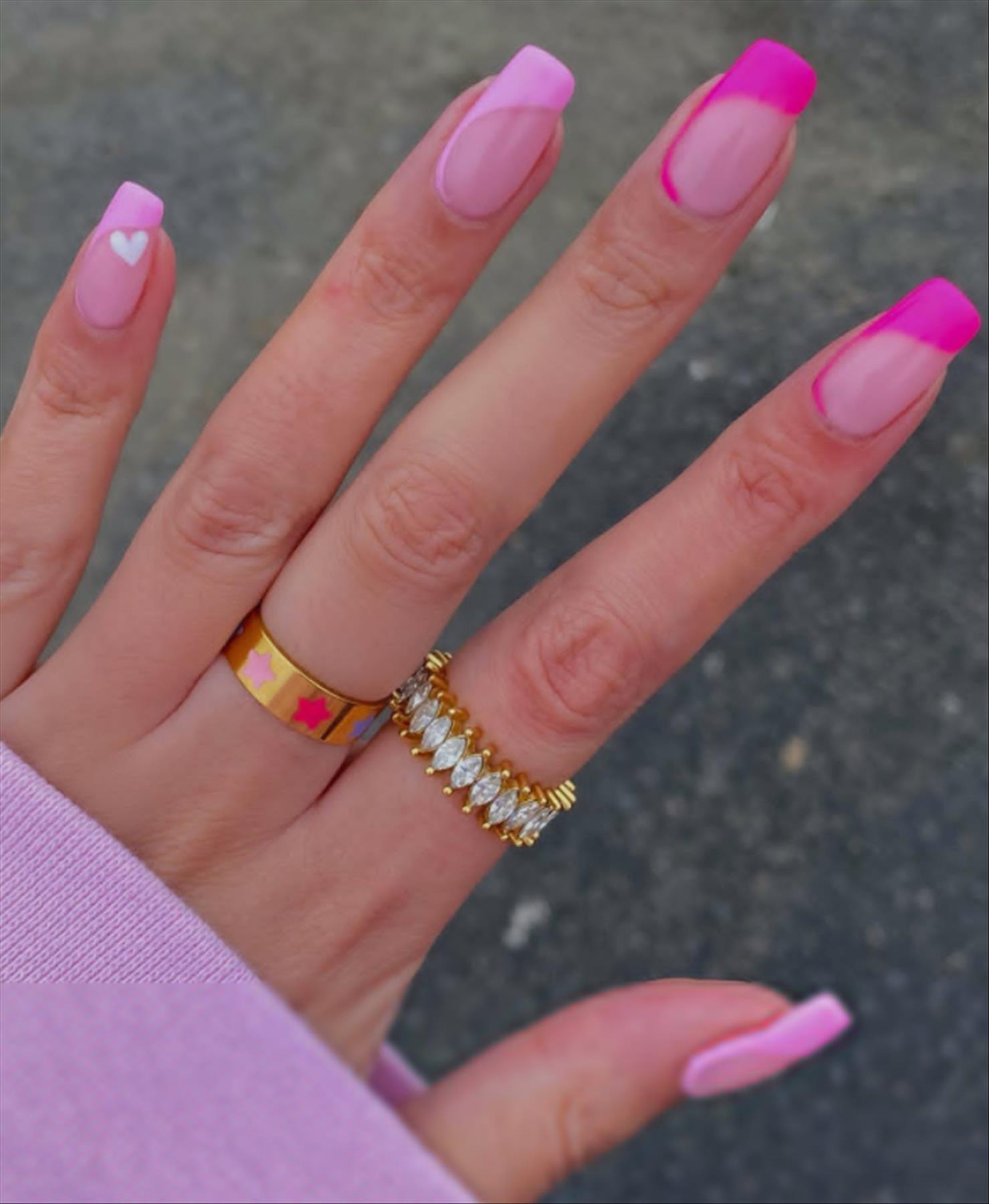 Trendy minimalist nails art for spring manicures