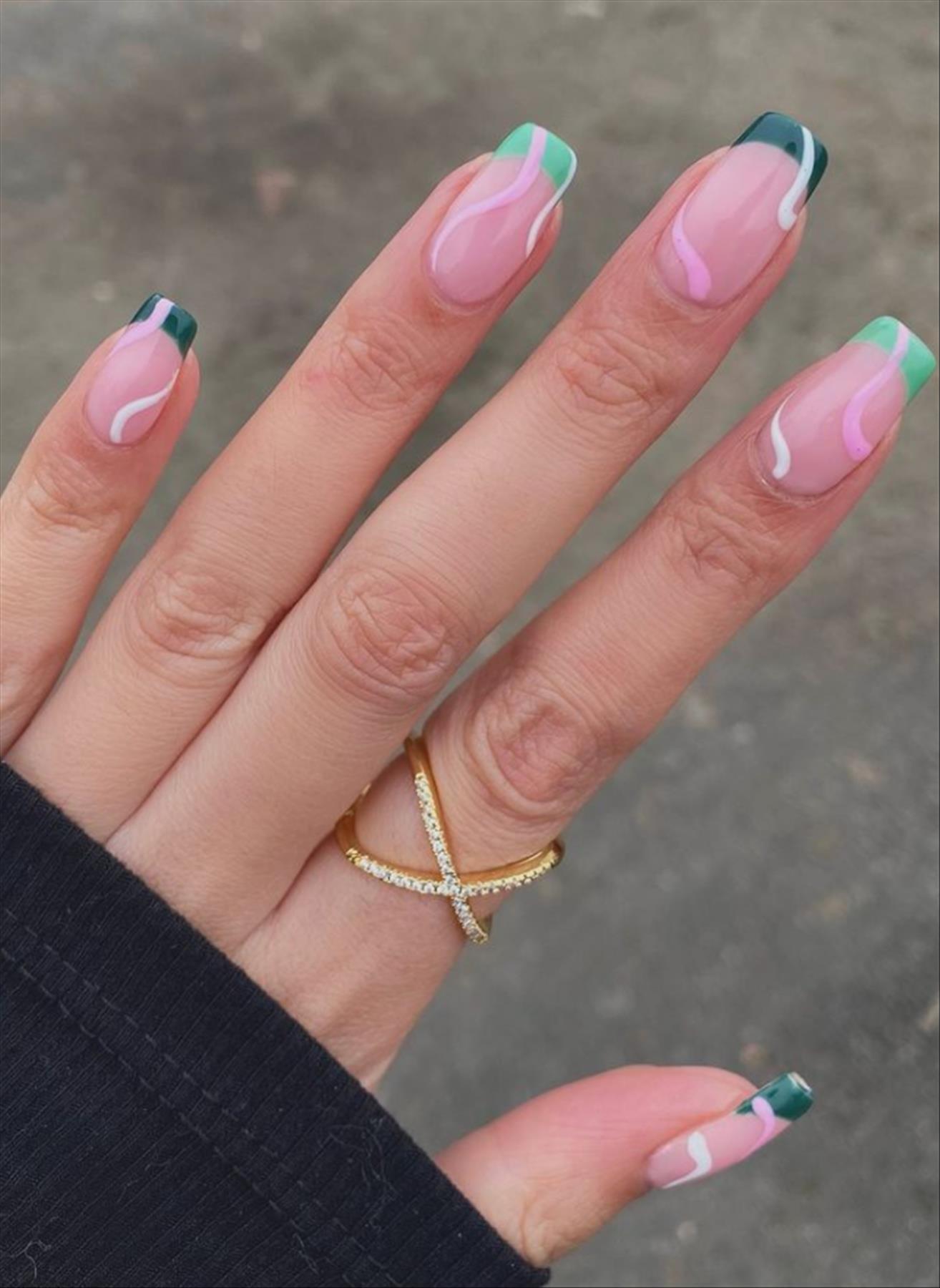 Trendy minimalist nails art for spring manicures