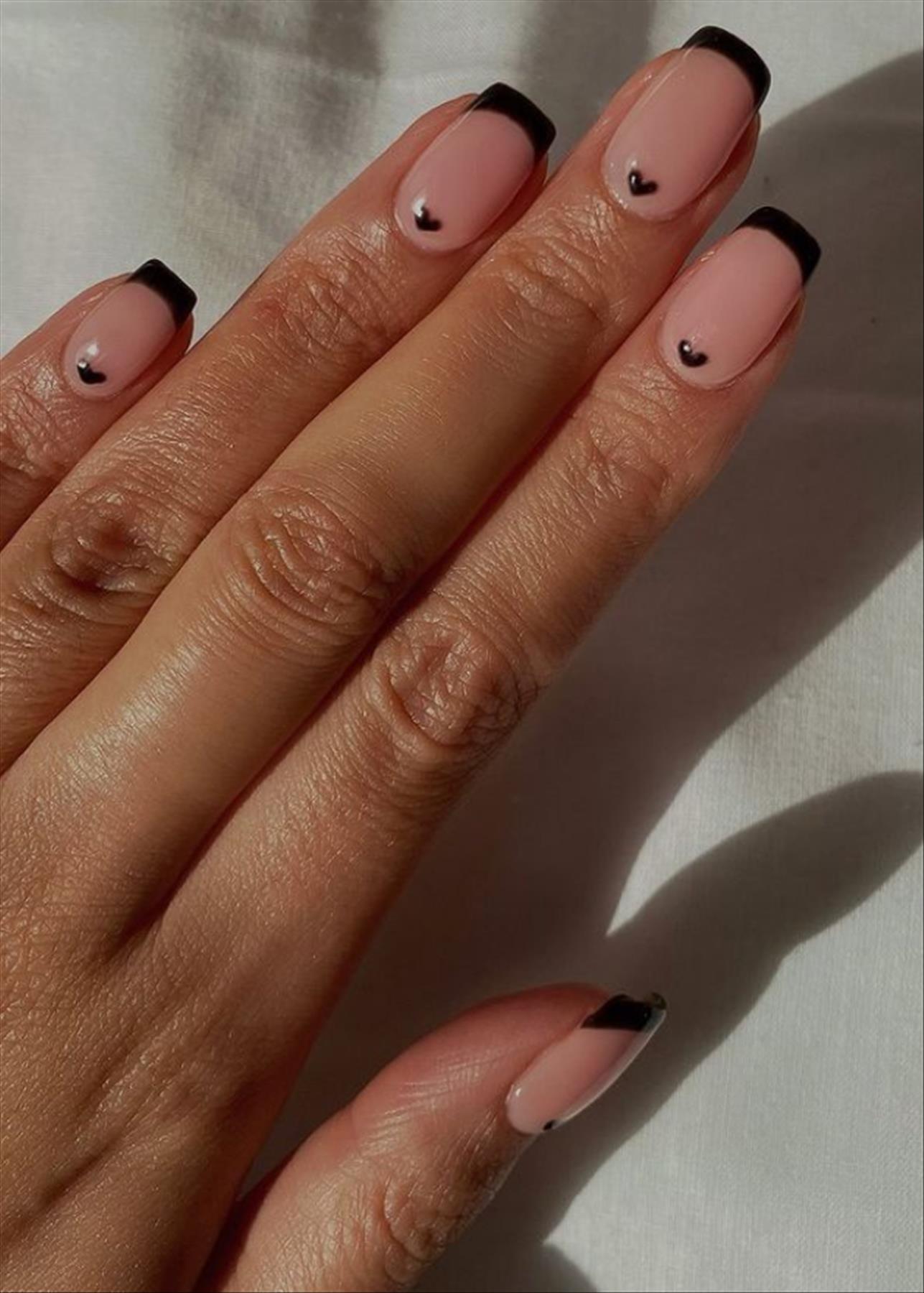 Trendy minimalist nails art for spring manicures