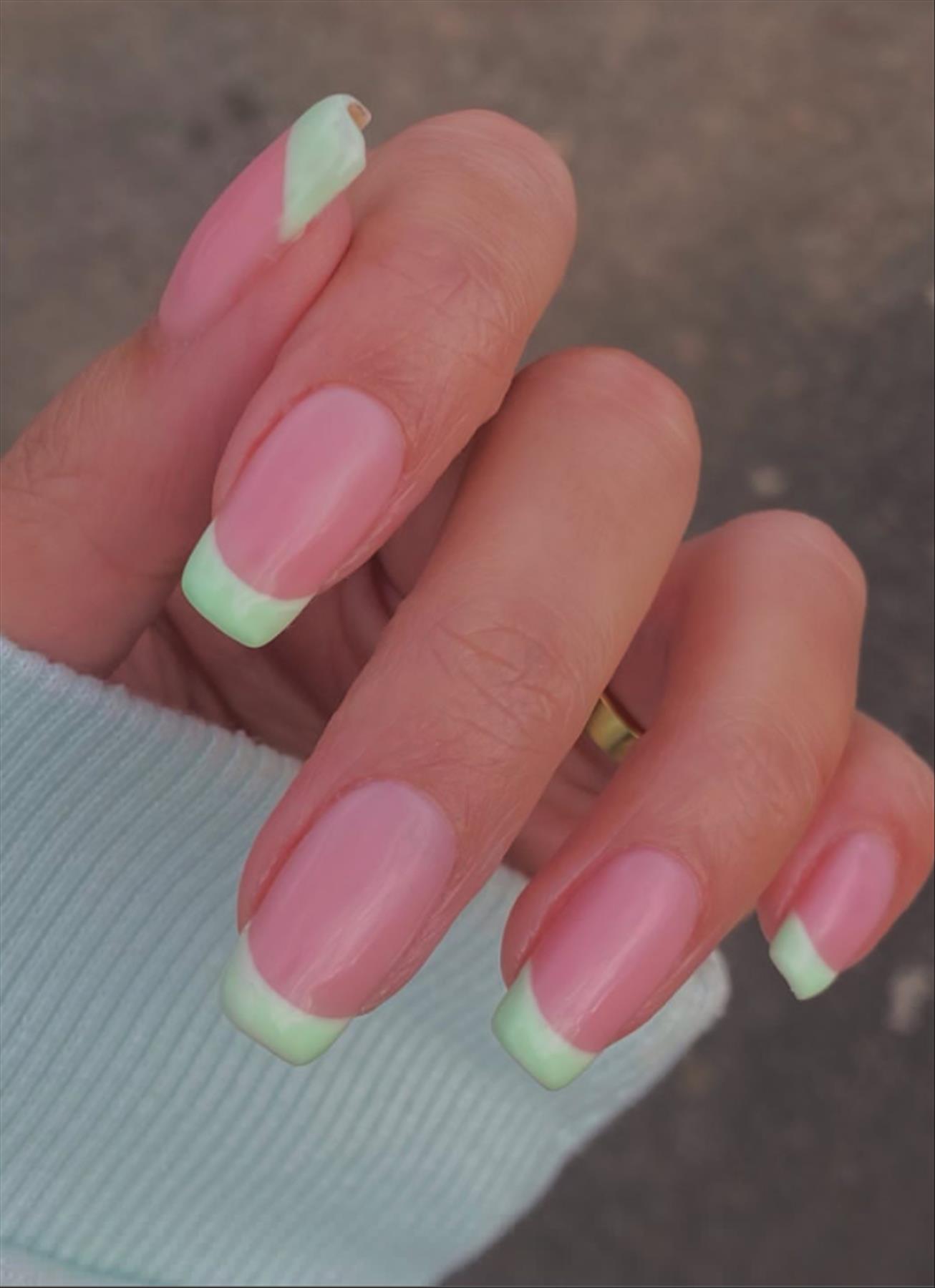 Trendy minimalist nails art for spring manicures